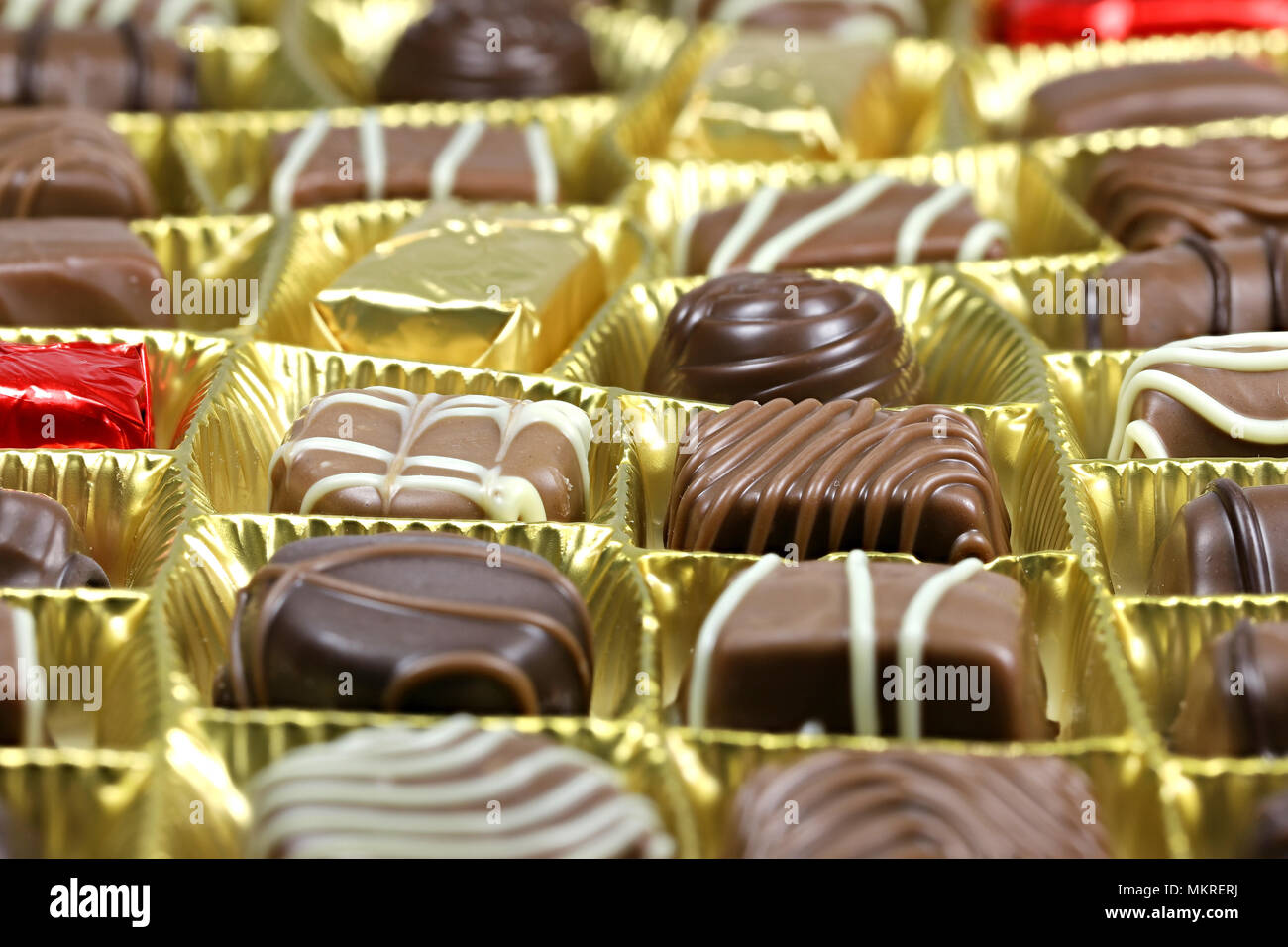Assortimento di praline di cioccolato nella casella Foto Stock