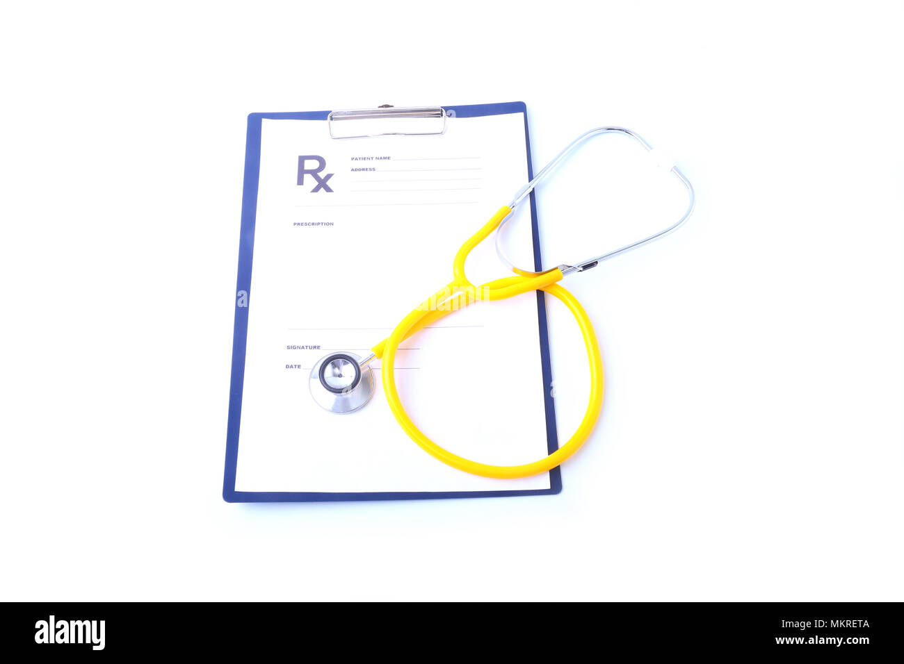 Primo piano dello stetoscopio medico su una prescrizione rx, isolato su sfondo bianco. Foto Stock