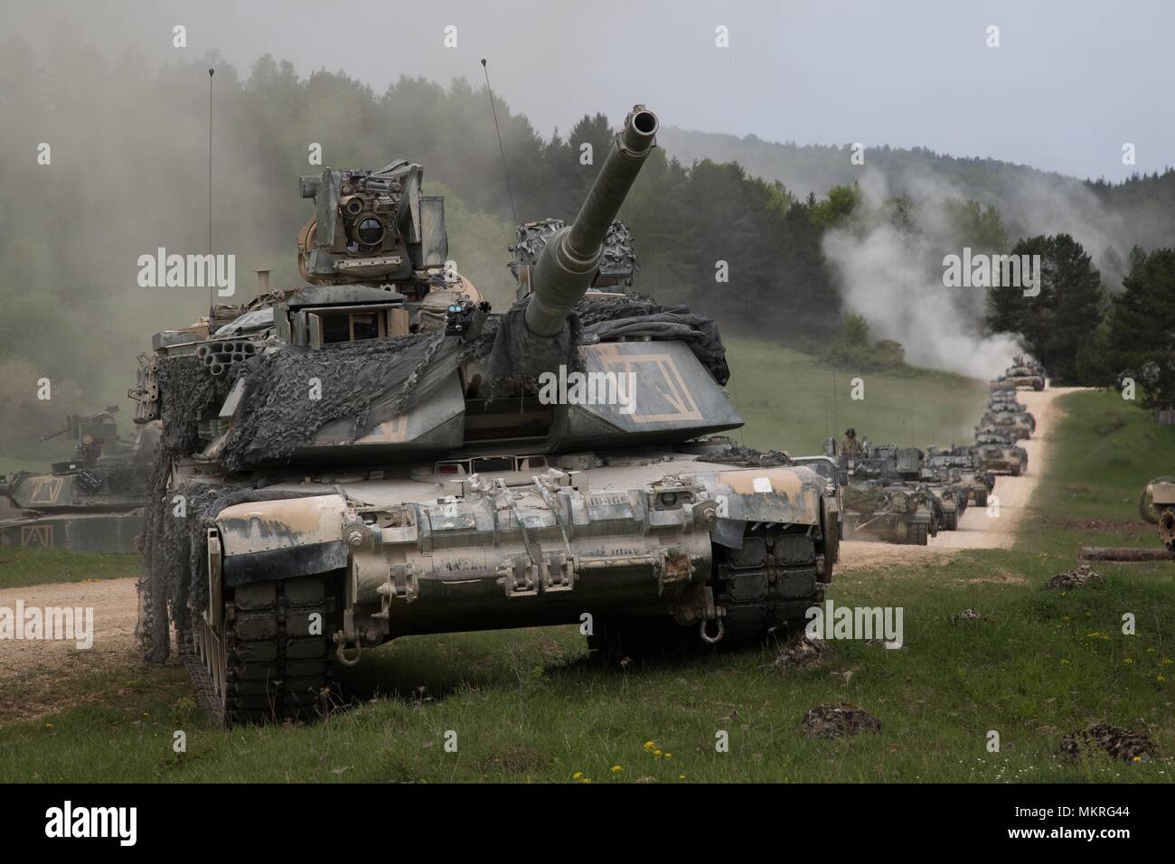 Un U.S. Esercito elemento corazzato da società A, 1° Battaglione, 63rd Armor reggimento 'Dragons', 2° Brigata corazzate contro la squadra, 1a divisione di fanteria, Fort Riley, Kansas, esegue un convoglio strategico durante la manovra combinata di risolvere X al Hohenfels Area Formazione, Germania, 2 maggio 2018, 2 maggio 2018. Esercizio combinato di risolvere è un'U.S. Esercito Europa serie di esercizio si tiene due volte l anno nel sud-est della Germania e a condizione che il giunto di comando di modernizzazione un opportunità di valutare diversi concetti e capacità. (U.S. Esercito foto di Spc. Andrew McNeil / 22nd Mobile degli affari pubblici distacco). () Foto Stock