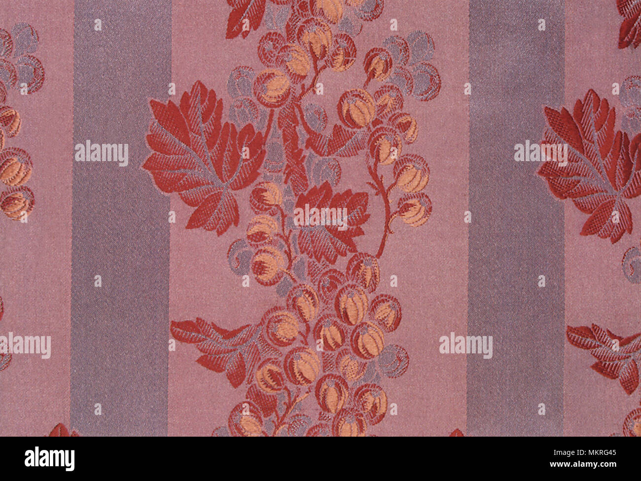 Seta tessuta modello di foglie rosse e bacche Foto Stock
