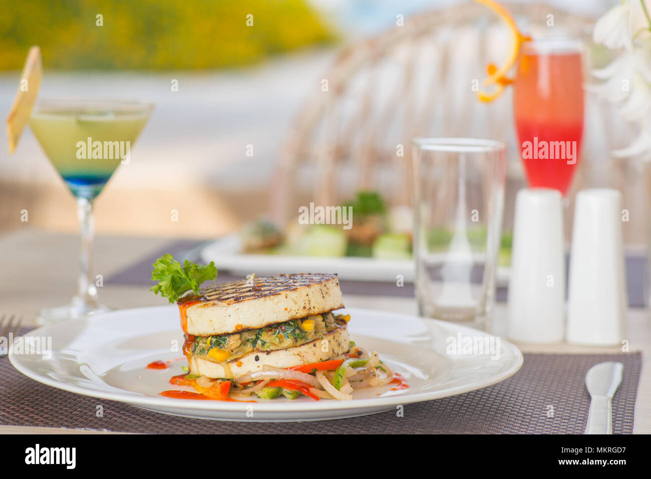 Una piastra di hamburger vegetariano a un alto fine fuori del ristorante Foto Stock