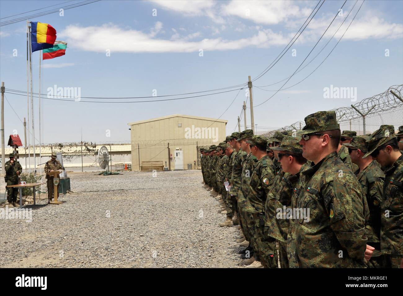 (6 maggio 2018) KANDAHAR AIRFIELD, Afghanistan -- bulgaro soldati dell esercito di stand in formazione a premi ricevuti durante una celebrazione di San Giorgio il giorno di Kandahar Airfield, Afghanistan, 6 maggio, 6 maggio 2018. Saint George's Day, noto anche come la Giornata Nazionale di coraggio, è un ufficiale bulgara vacanza che è stata celebrata dal momento che la formazione dell'esercito bulgaro 140 anni fa. Unità con l'esercito bulgaro sono una parte della NATO di sostegno risoluto missione assegnata al treno, consigliare e assistere Command-South (TAAC-S). (NATO foto rilasciata dal treno, consulenza e assistenza pubblica Command-South Af Foto Stock