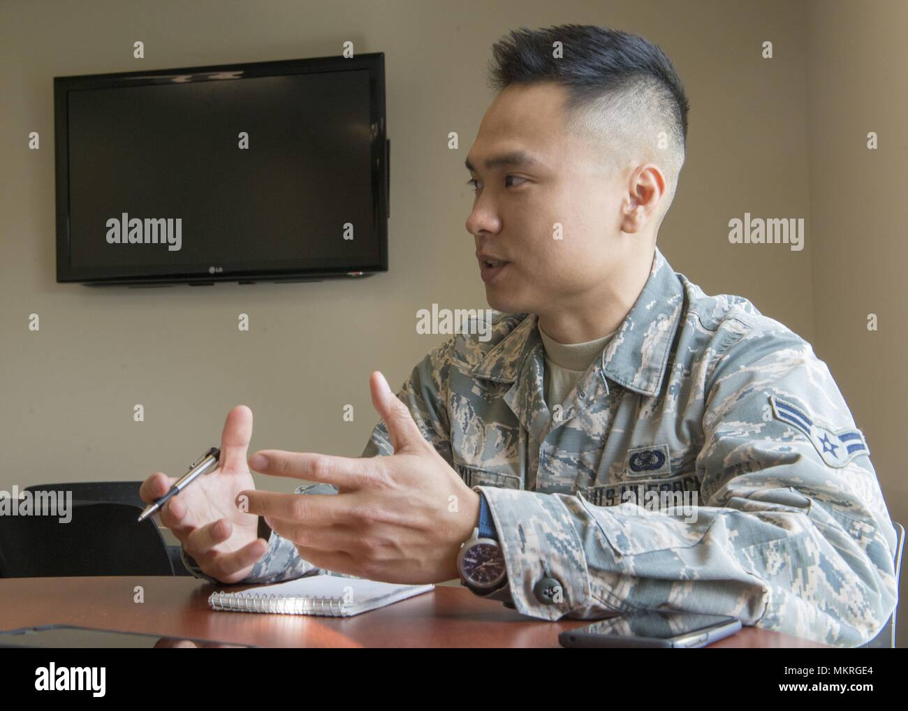 Airman Prima Classe Junhao Yu conduce un colloquio presso il 102º Ala di intelligence, Otis Air National Guard Base, messa. Il 5 maggio 2018, 5 maggio 2018. () Foto Stock