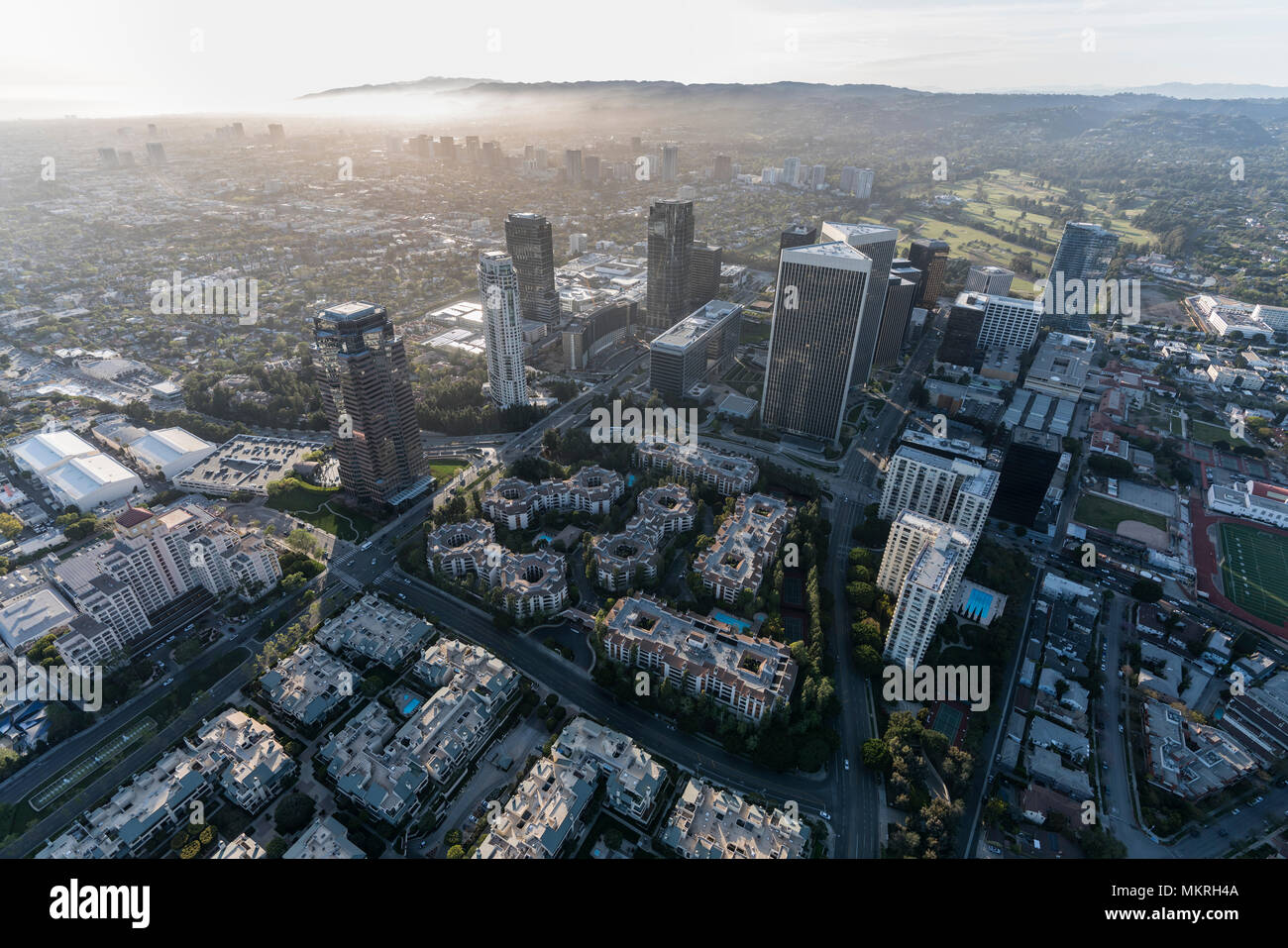 Paesaggio urbano vista aerea di Century City con West Los Angeles e Santa Monica California in background. Foto Stock