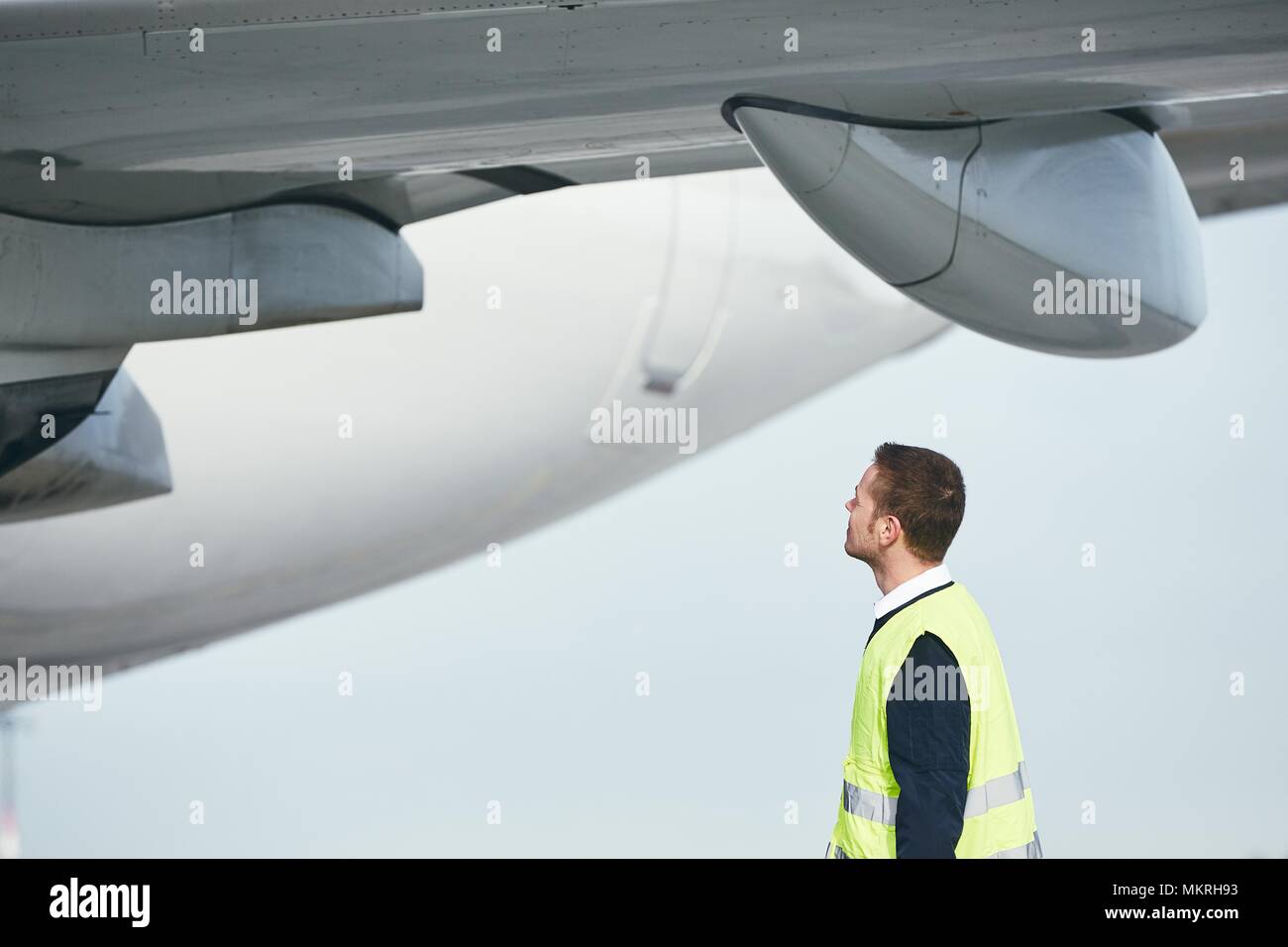 Gli Stati equipaggio a terra lavoratore presso l'aeroporto controllo aereo prima di volo. Foto Stock