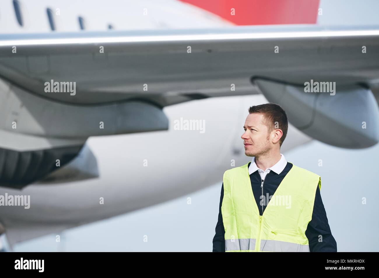 Gli Stati equipaggio a terra lavoratore presso l'aeroporto controllo aereo prima di volo. Foto Stock
