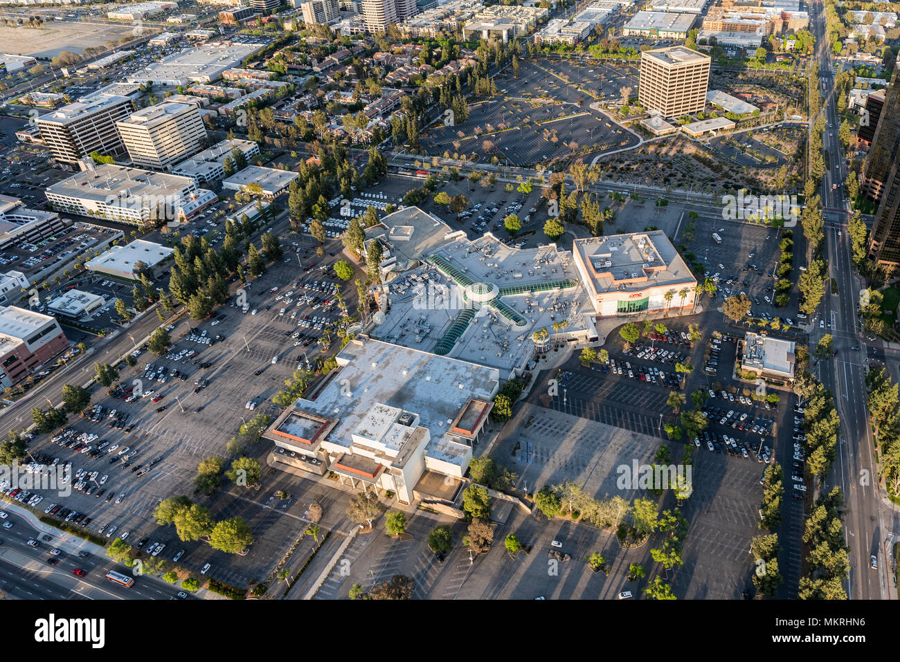 Los Angeles, California, Stati Uniti d'America - 18 Aprile 2018: Veduta aerea della Promenade Mall nel Centro Warner. Proposte di piani di valorizzazione includono 1430 case una Foto Stock