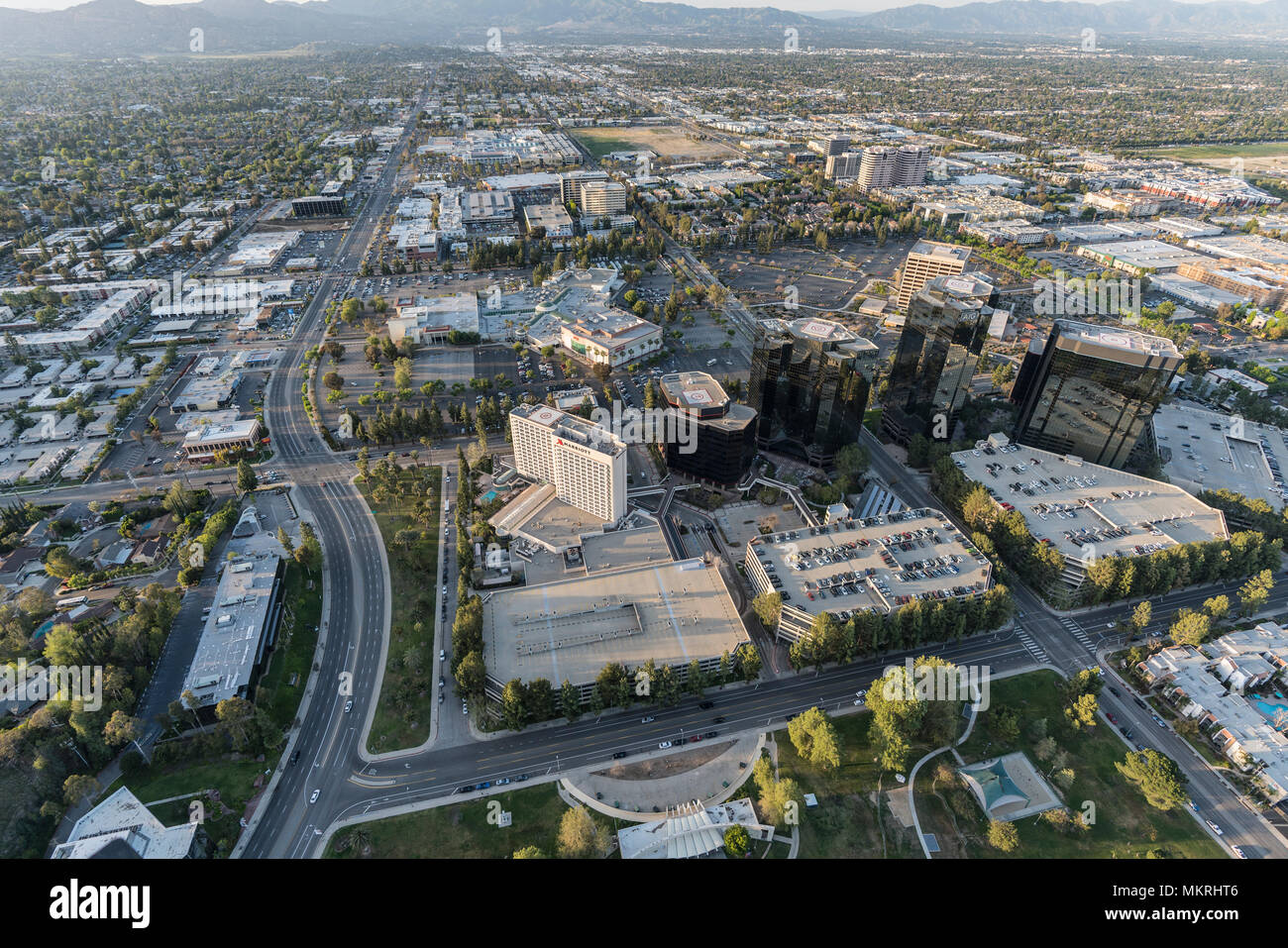 Los Angeles, California, Stati Uniti d'America - 18 Aprile 2018: Veduta aerea della Warner Center nella valle di San Fernando. Proposte di piani di valorizzazione includono 1430 ho Foto Stock