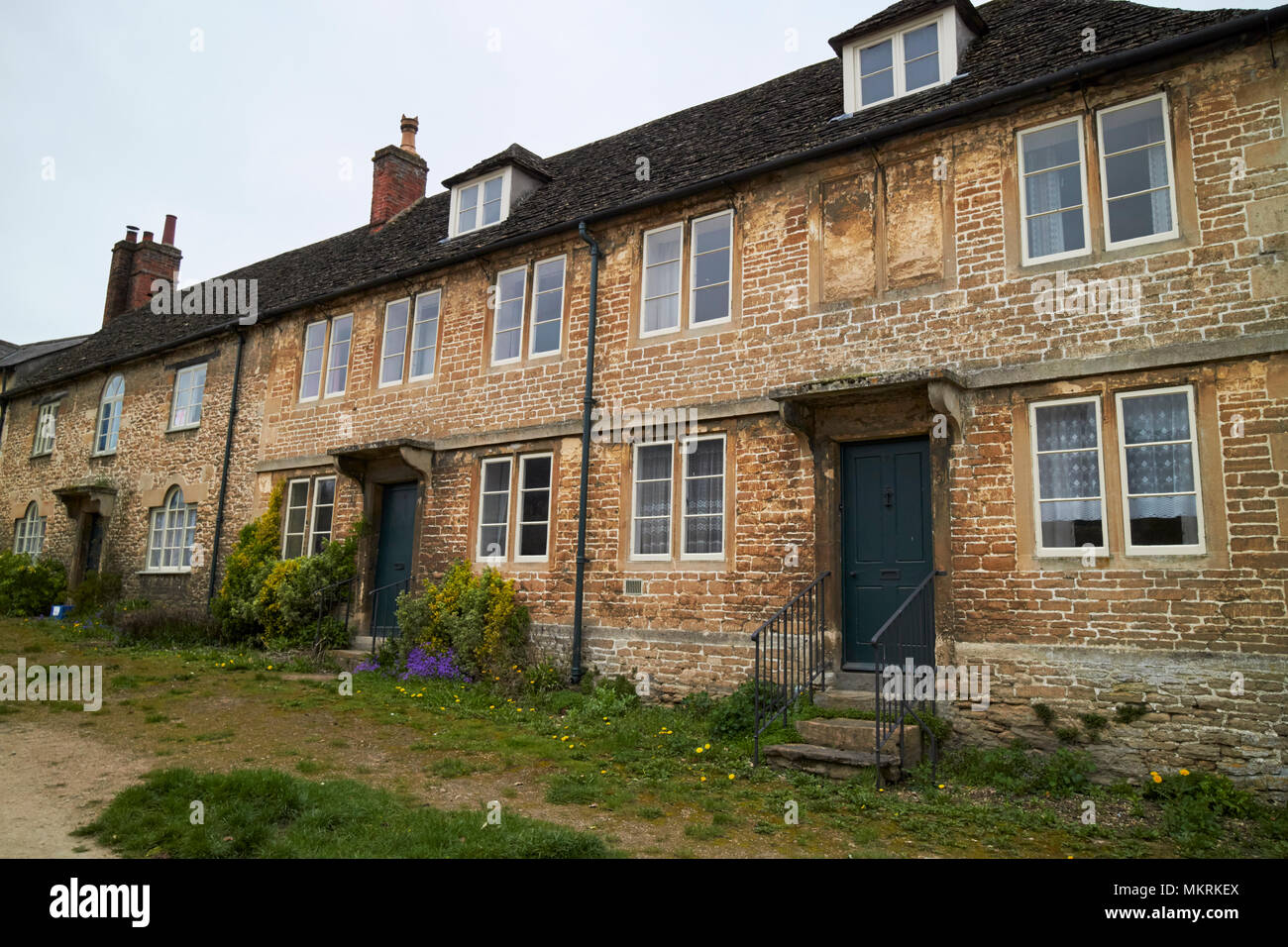 West Street edifici storici architettura mista Lacock village Wiltshire, Inghilterra Regno Unito Foto Stock