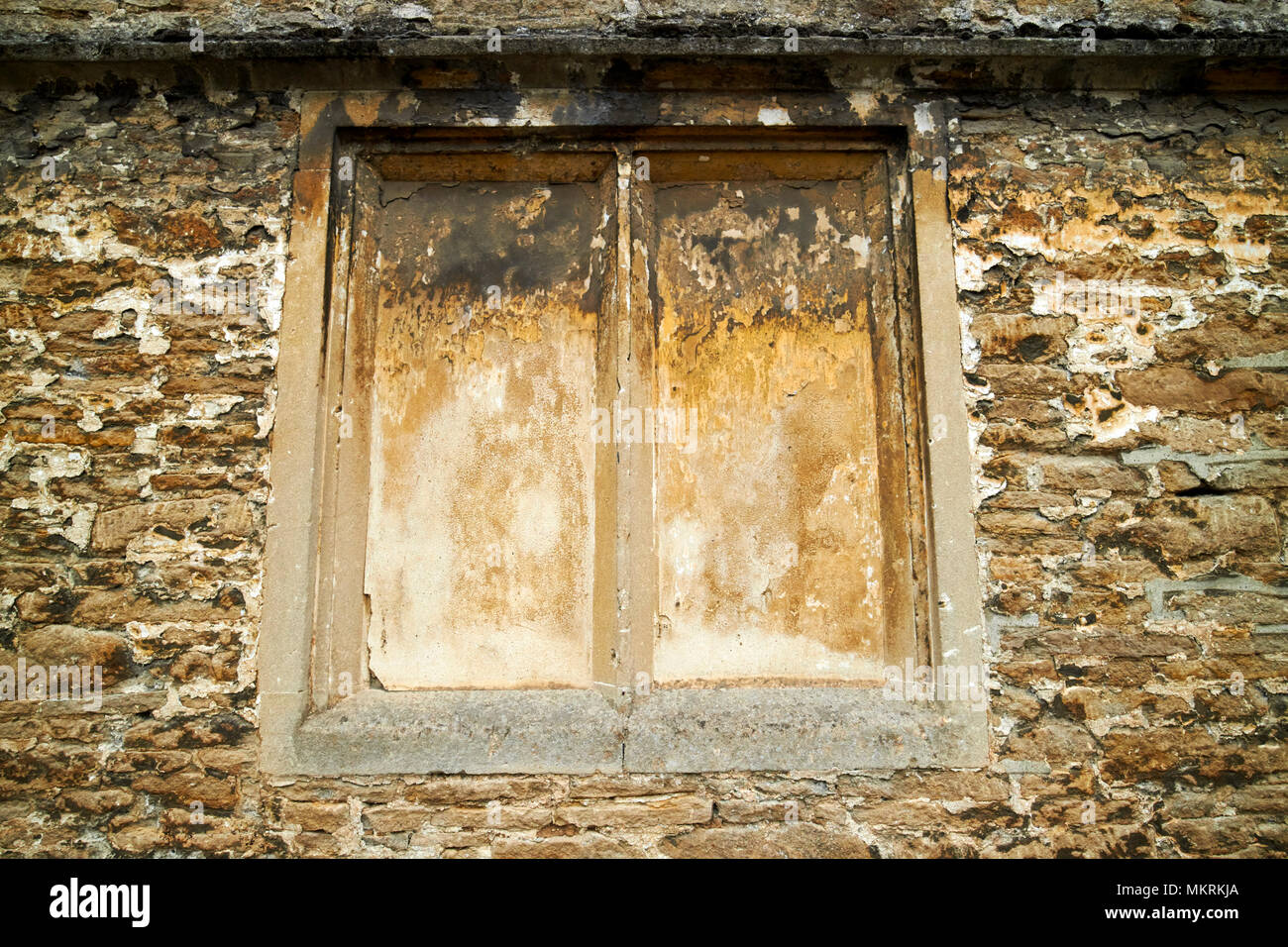 Windows bloccato fino a evitare la finestra Imposta qualora la frase daylight robbery proviene dal villaggio di Lacock Wiltshire, Inghilterra Regno Unito Foto Stock