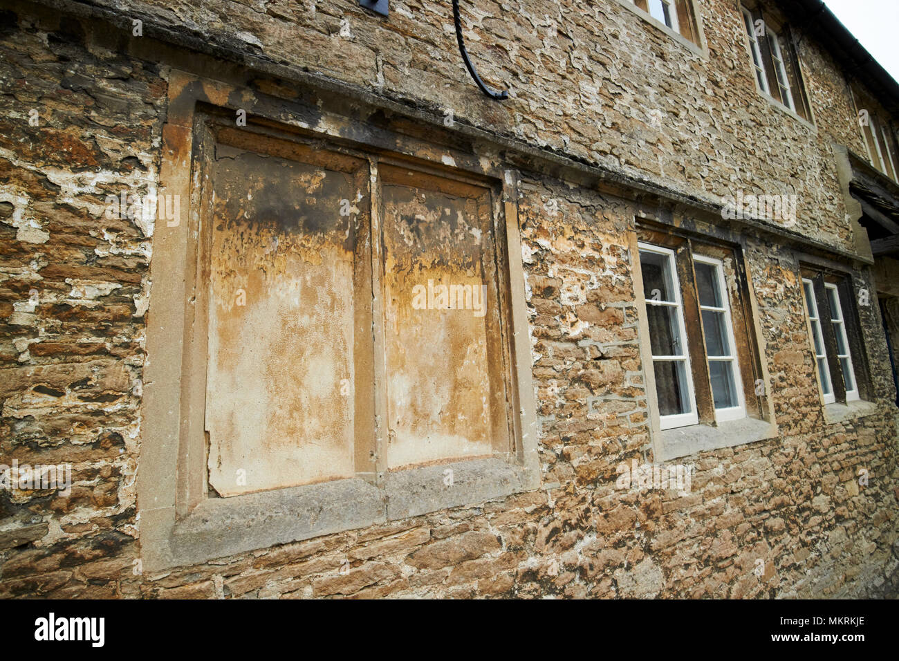 Windows bloccato fino a evitare la finestra Imposta qualora la frase daylight robbery proviene dal villaggio di Lacock Wiltshire, Inghilterra Regno Unito Foto Stock