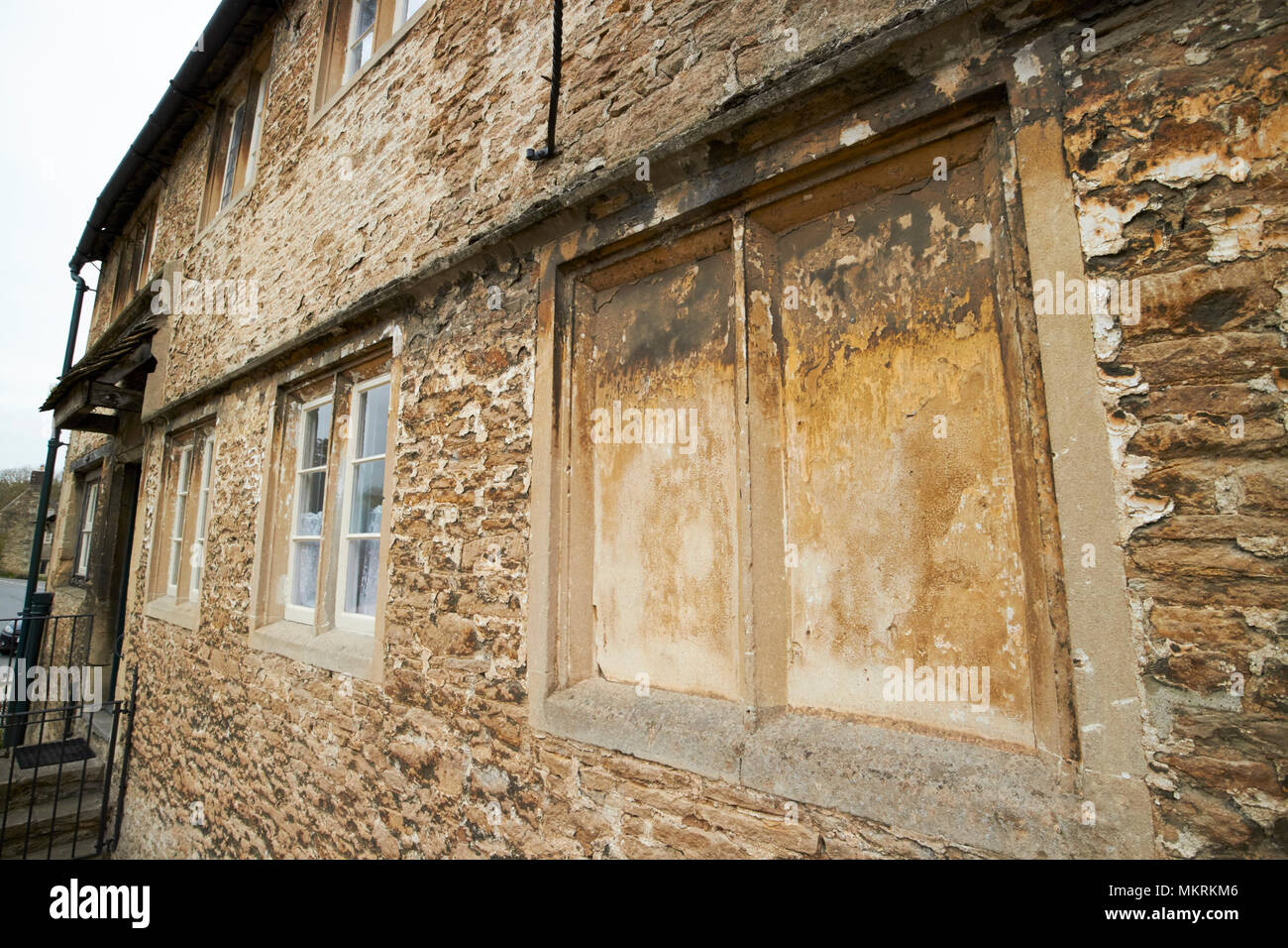 Windows bloccato fino a evitare la finestra Imposta qualora la frase daylight robbery proviene dal villaggio di Lacock Wiltshire, Inghilterra Regno Unito Foto Stock