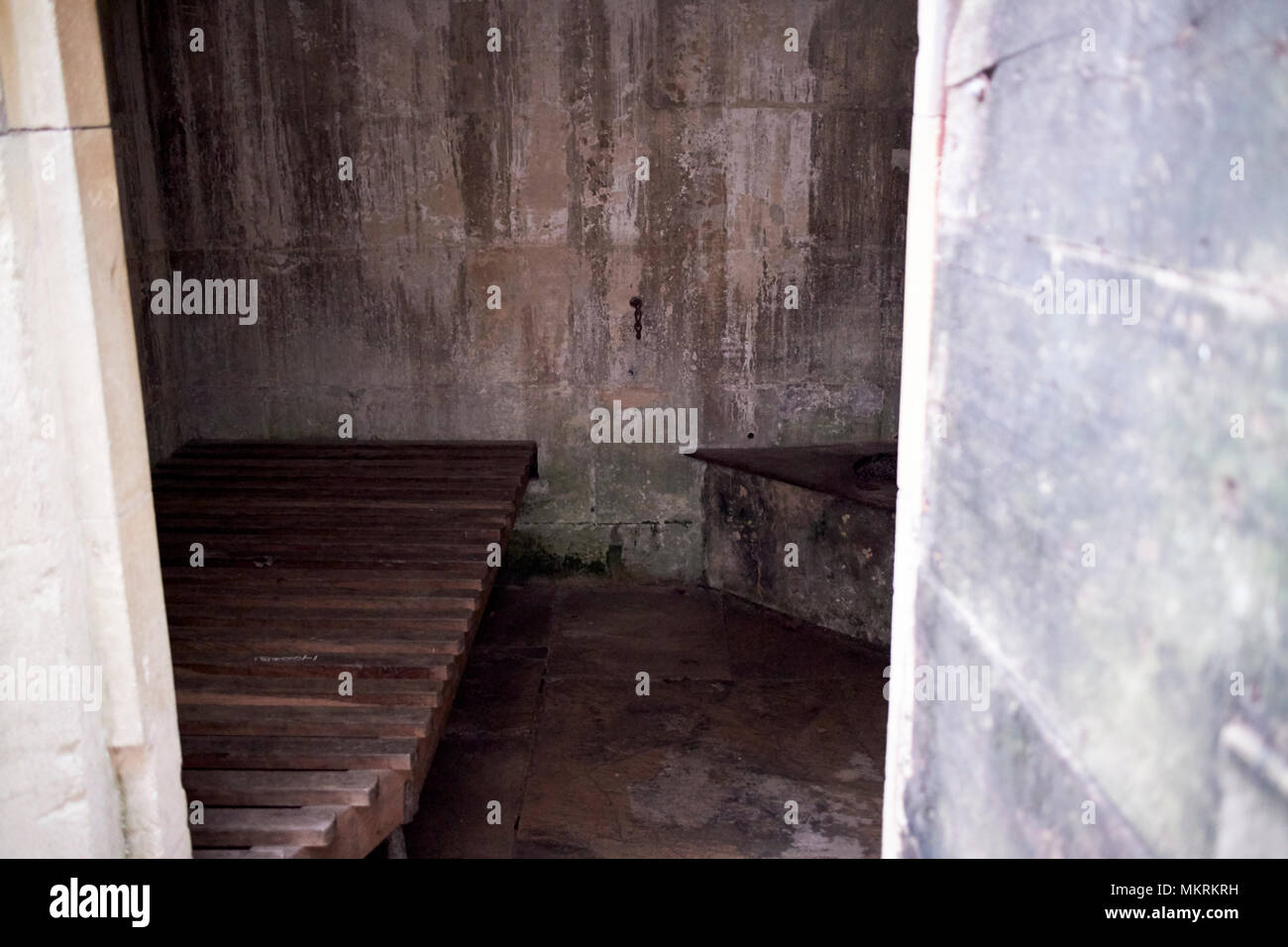 Il vecchio lock-up villaggio cella di prigione dal XVIII secolo chiamato un cieco di casa a causa di non avere windows Lacock village Wiltshire, Inghilterra Regno Unito Foto Stock