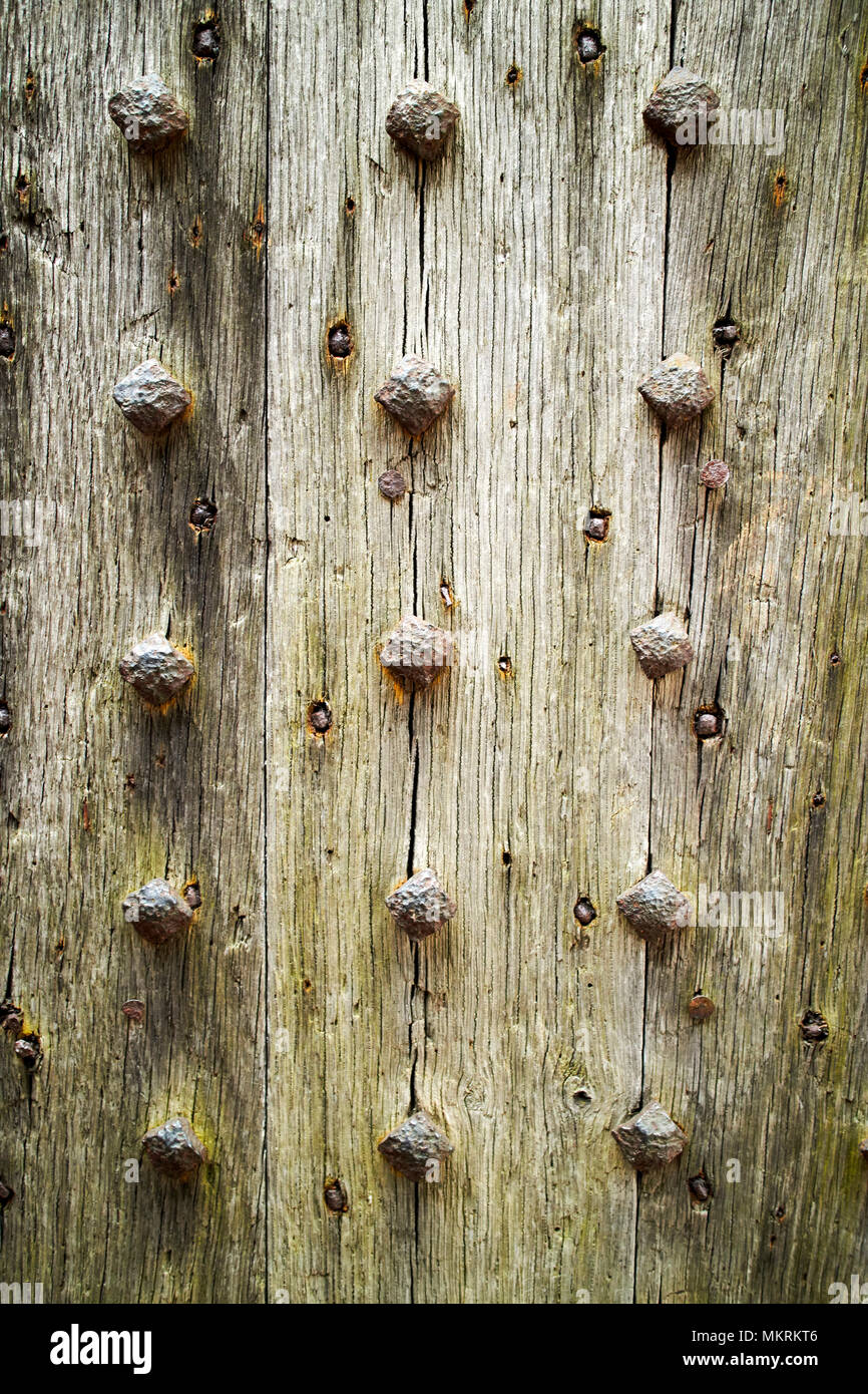 Costellato di ferro vecchio porta in legno di quercia per la serratura fino a Lacock village Wiltshire, Inghilterra Regno Unito Foto Stock