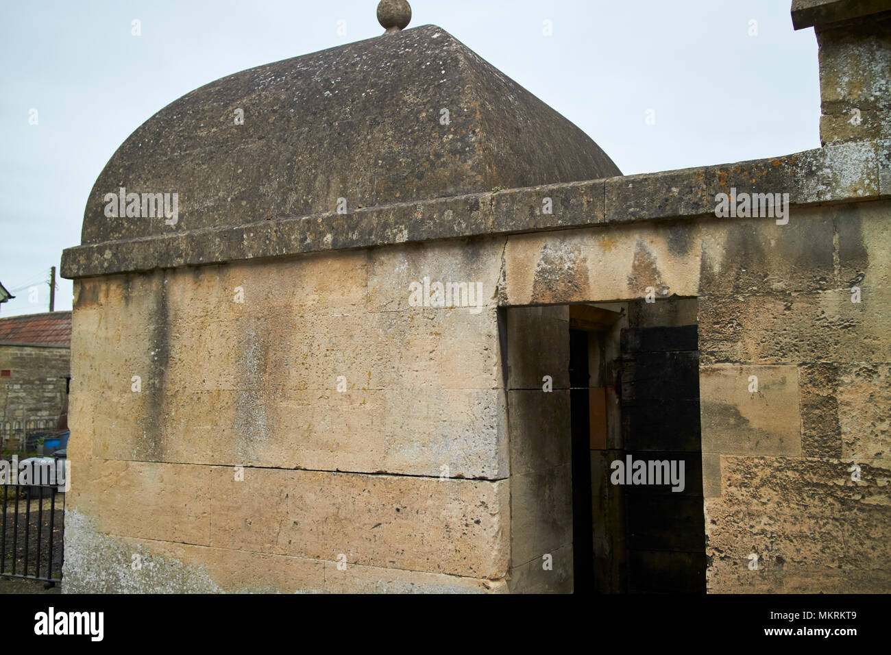 Il vecchio lock-up villaggio cella di prigione dal XVIII secolo chiamato un cieco di casa a causa di non avere windows Lacock village Wiltshire, Inghilterra Regno Unito Foto Stock