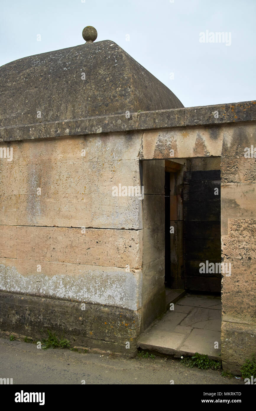 Il vecchio lock-up villaggio cella di prigione dal XVIII secolo chiamato un cieco di casa a causa di non avere windows Lacock village Wiltshire, Inghilterra Regno Unito Foto Stock