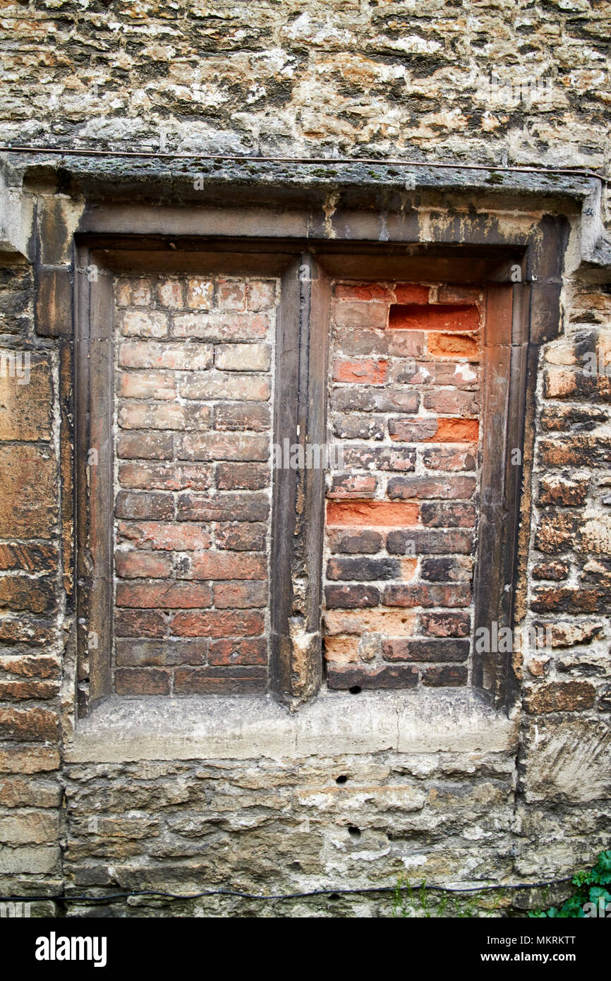 Windows murate per evitare la finestra Imposta qualora la frase daylight robbery proviene dal villaggio di Lacock Wiltshire, Inghilterra Regno Unito Foto Stock