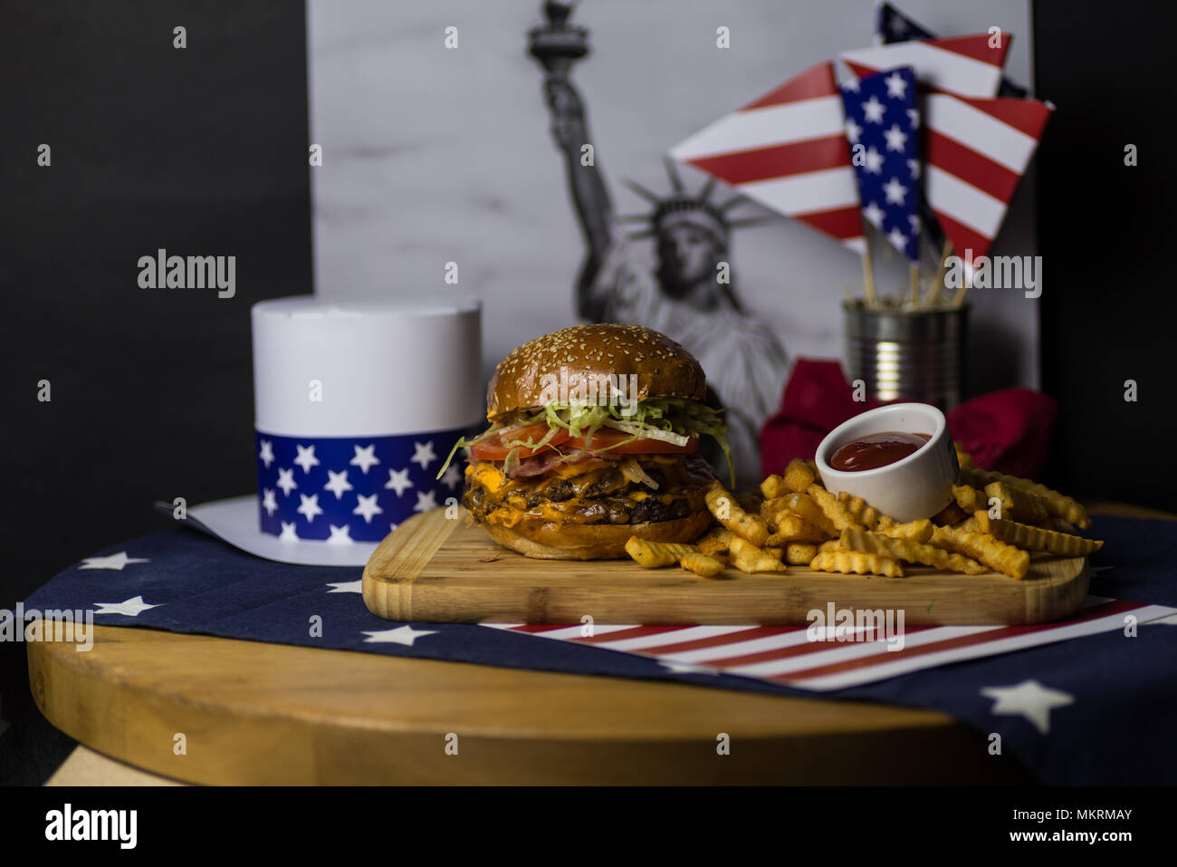 Freschi e deliziosi hamburger fatti in casa su un tavolo di legno. Foto Stock