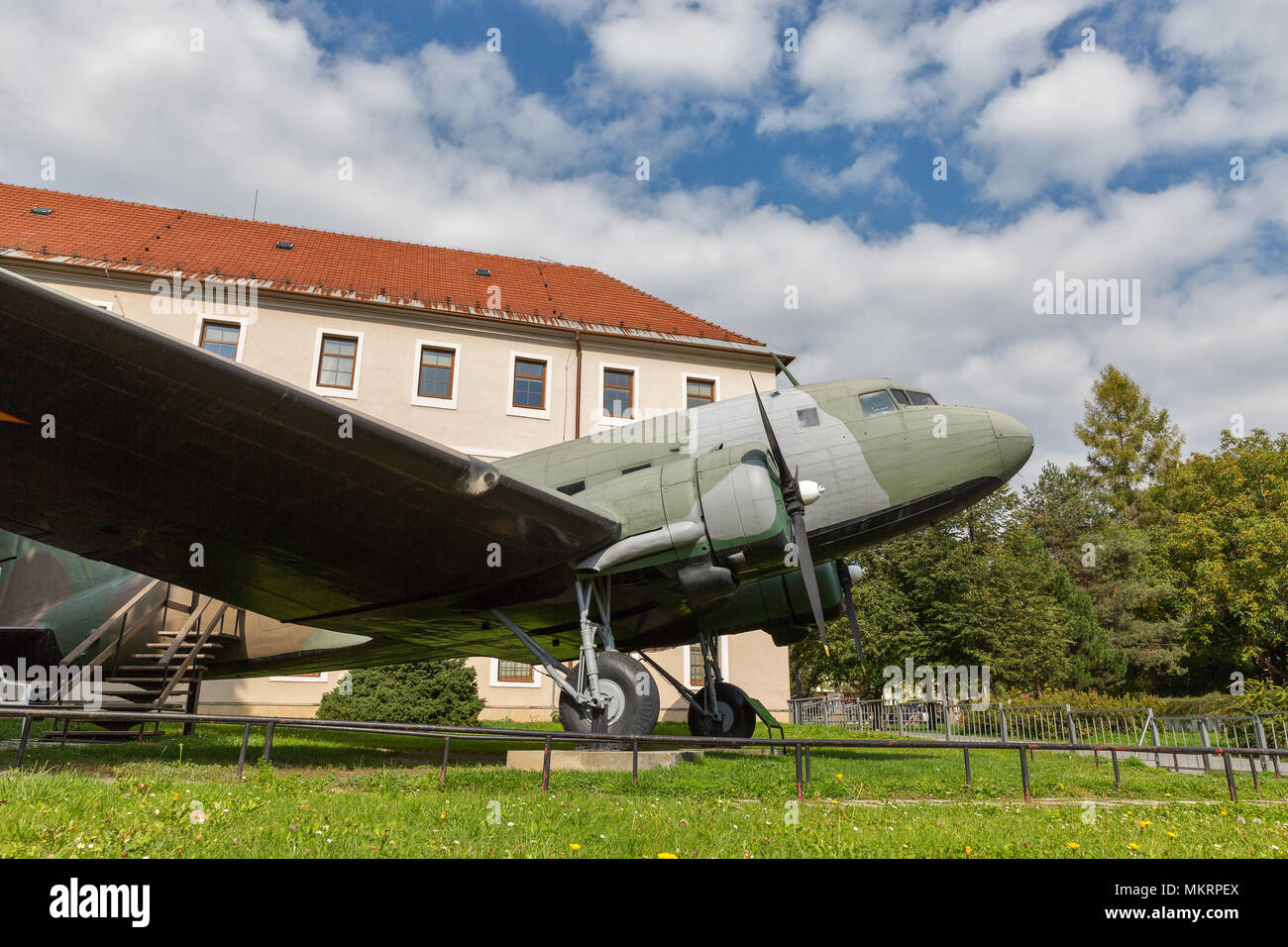 Aeroplano Li-2 a open air museum di SNP, attrezzature militari da WW2 in Banska Bystrica, Slovacchia Foto Stock
