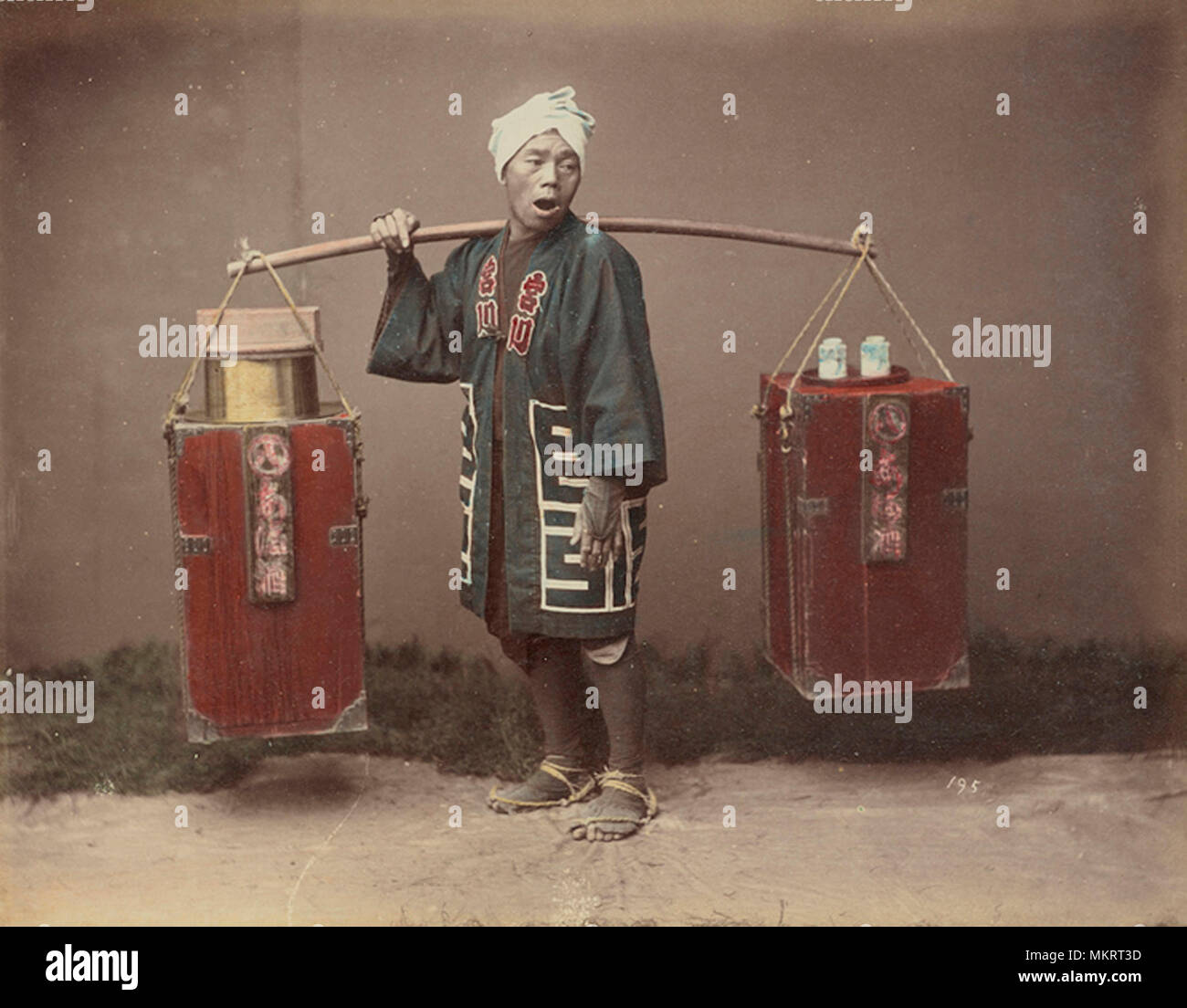 Street Amazake venditore; Kusakabe Kimbei (giapponese, 1841 - 1934, attivo 1880 - circa 1912); Giappone; 1870 - 1890s; colorate a mano albume silver stampa; 20,3 x 26,4 cm (8 x 10 3/8 in.); 84.XA.700.4.63 Foto Stock