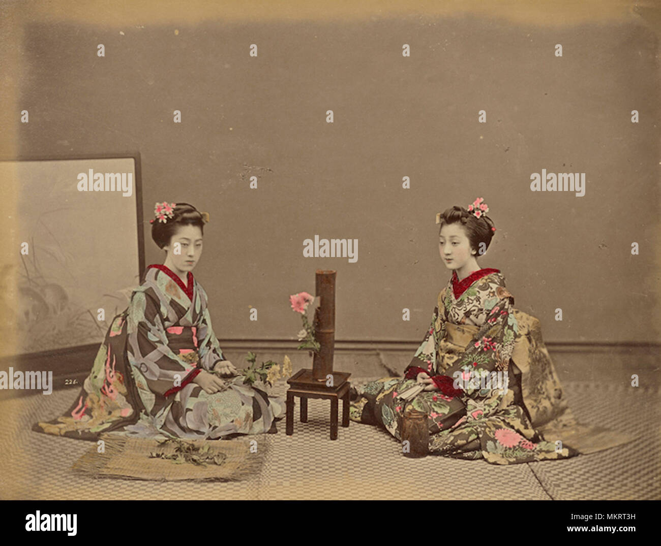 Flower mantenuta viva dalla messa in acqua; Kusakabe Kimbei (giapponese, 1841 - 1934, attivo 1880 - circa 1912); Giappone; 1870 - 1890s; colorate a mano albume silver stampa; 20,3 x 26,6 cm (8 x 10 1/2 in.); 84.XA.700.4.30 Foto Stock