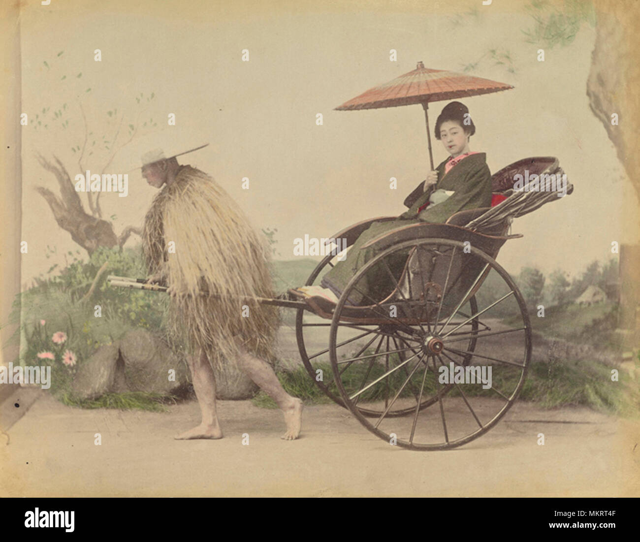 [Donna con parasole poste essendo tirato in un Jinrikisha da un uomo che indossa una paglia cappotto di pioggia]; attribuita a Kusakabe Kimbei (giapponese, 1841 - 1934, attivo 1880 - circa 1912); Giappone; 1870 - 1890s; colorate a mano albume silver stampa; 21 x 28,3 cm (8 1/4 x 11 1/8 in.); 84.XA.875.3.27 Foto Stock