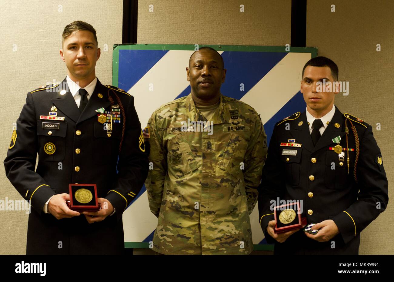 Il comando Sgt. Il Mag. John Johnson, la Task Force Marne, terza divisione di fanteria il comando sergente maggiore, posa per una foto a fianco di questo anno la terza ID Sottufficiale e soldato dell'anno i vincitori a Fort Stewart, Ga. Il 7 maggio 2018, 7 maggio 2018. Il personale Sgt. Joshua Jacques e SPC. Jamie Martinez-Feliciano, fire supportano gli specialisti con 1° Battaglione, nono campo reggimento di artiglieria, terza divisione di fanteria artiglieria rappresenteranno le marne divisione durante il XIII Airborne Corps concorrenza in giugno. (U.S. Foto dell'esercito da Staff Sgt. Sierra A. Melendez, cinquantesimo Affari pubblici distacco, 3° Fanteria Foto Stock