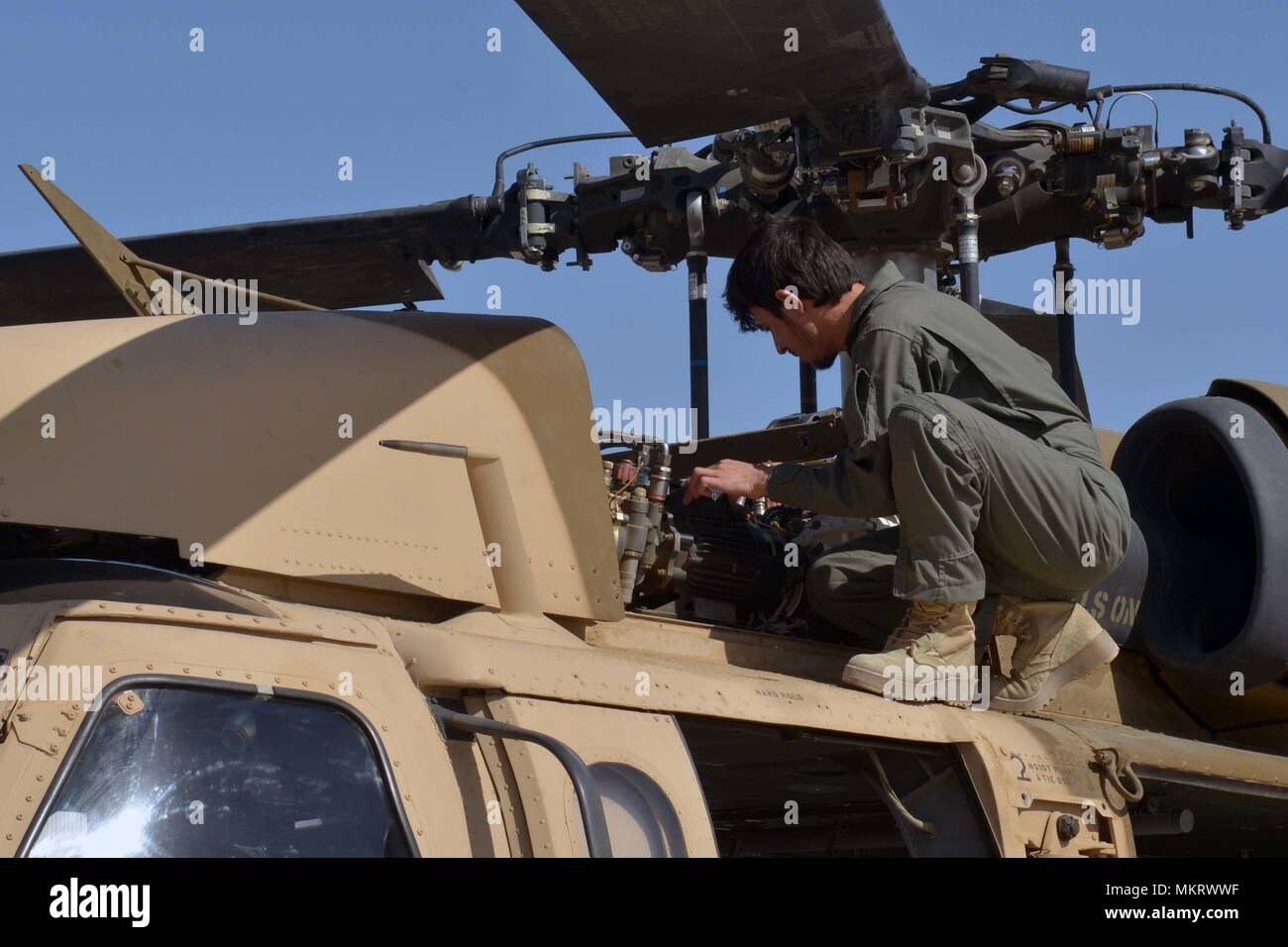 KANDAHAR AIRFIELD (8 maggio 2018) -- Un Afghan Air Force Stati ispeziona un UH-60 Blackhawk come gli equipaggi degli aerei per preparare il loro primo Afghan-led missione operativa su questo velivolo Maggio 8, 2018 Kandahar Air Field, Afghanistan, 8 maggio 2018. La missione che è stata a sostegno delle elezioni, si è verificato un solo giorno dopo gli equipaggi si è laureato dalla missione corsi di formazione di qualifica. (U.S. Air Force foto/1Lt. Erin Recanzone). () Foto Stock