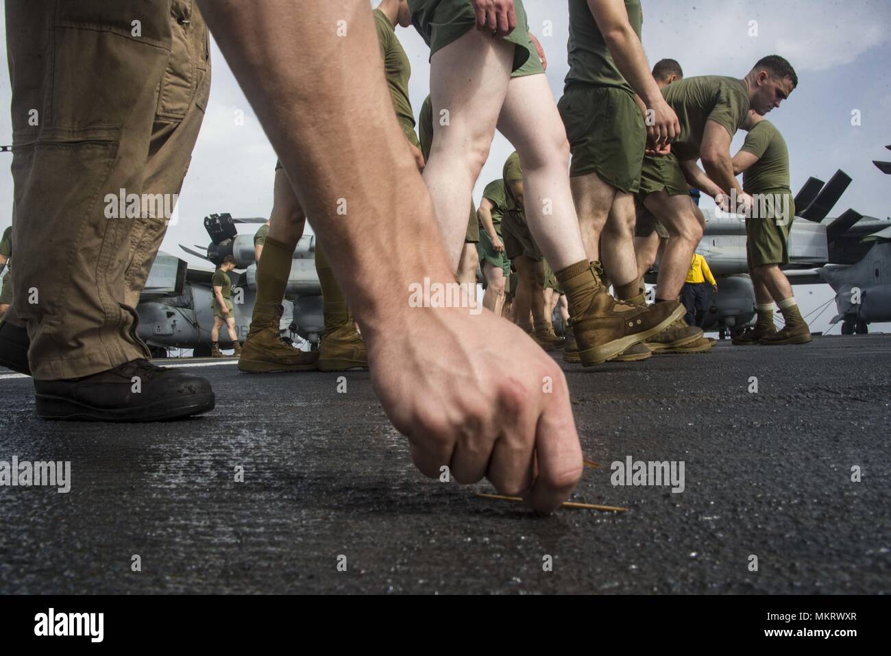 180507-N-ZG607-00112 U.S. 5TH FLOTTA AREA DI OPERAZIONI (7 maggio 2018) Marines assegnato al XXVI Marine Expeditionary Unit eseguire a danni di oggetti estranei a piedi verso il basso il ponte di volo a bordo del Wasp-classe assalto anfibio nave USS Iwo Jima (LHD 7), 7 maggio 2018, 7 maggio 2018. Iwo Jima, homeported a Mayport, Fla. è distribuito negli Stati Uniti Quinta Flotta area di operazioni a sostegno della sicurezza marittima operazioni per rassicurare gli alleati e partner e preservare la libertà di navigazione e il libero flusso di commercio nella regione. (U.S. Foto di Marina di Massa Specialista comunicazione marinaio Dominick A. C Foto Stock