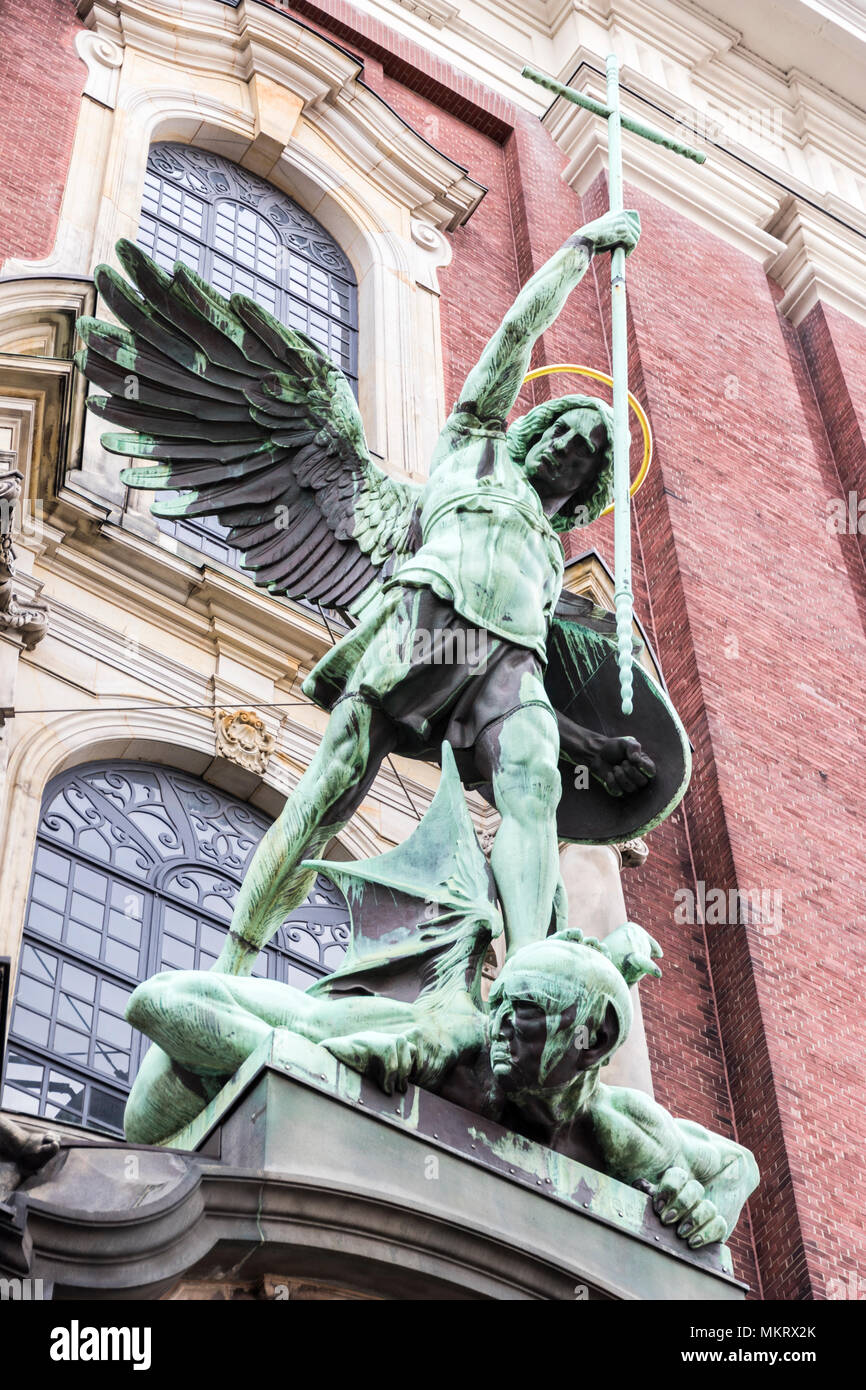 Amburgo, Germania. San Michele è la vittoria contro il diavolo, scultura sopra l'ingresso principale della Chiesa di St. Michael (Hauptkirche Sankt Michaelis) Foto Stock