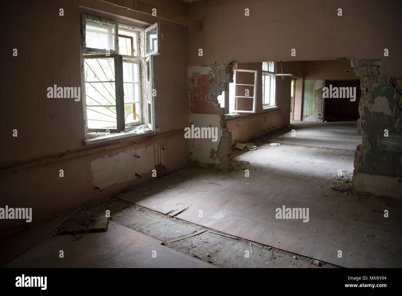 Casa in rovina nella ex Germania Nazista base militare, utilizzato dal 1957 al 1993 dall Unione Sovietica come militari di guarnigione di comunicazione del gruppo settentrionale di F Foto Stock