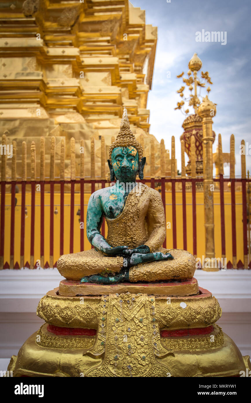 Golden seduto statua del Buddha al Wat Phra That Doi Suthep Temple, Chiang Mai, Thailandia Foto Stock