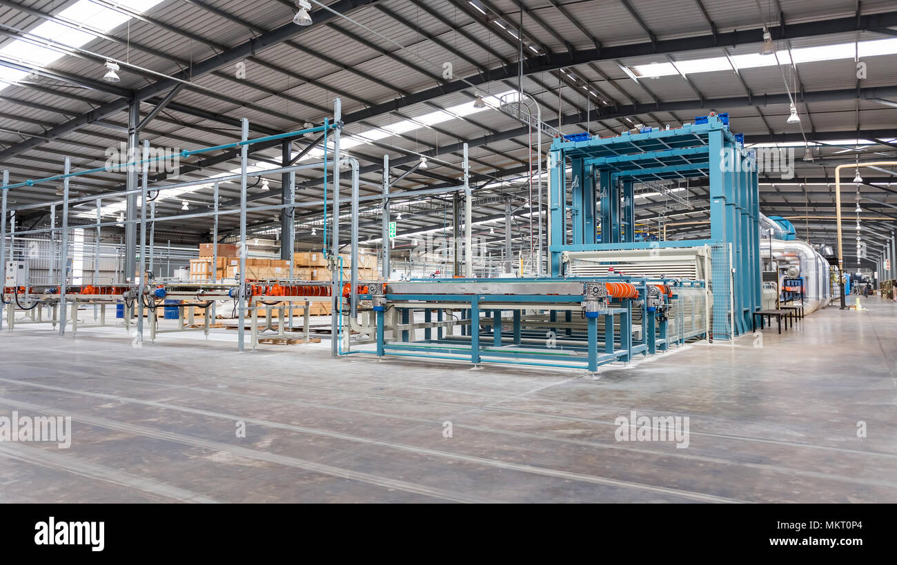 Cape Town, Sud Africa, 29 giugno - 2018: piastrelle di ceramica impianto di fabbricazione. Foto Stock