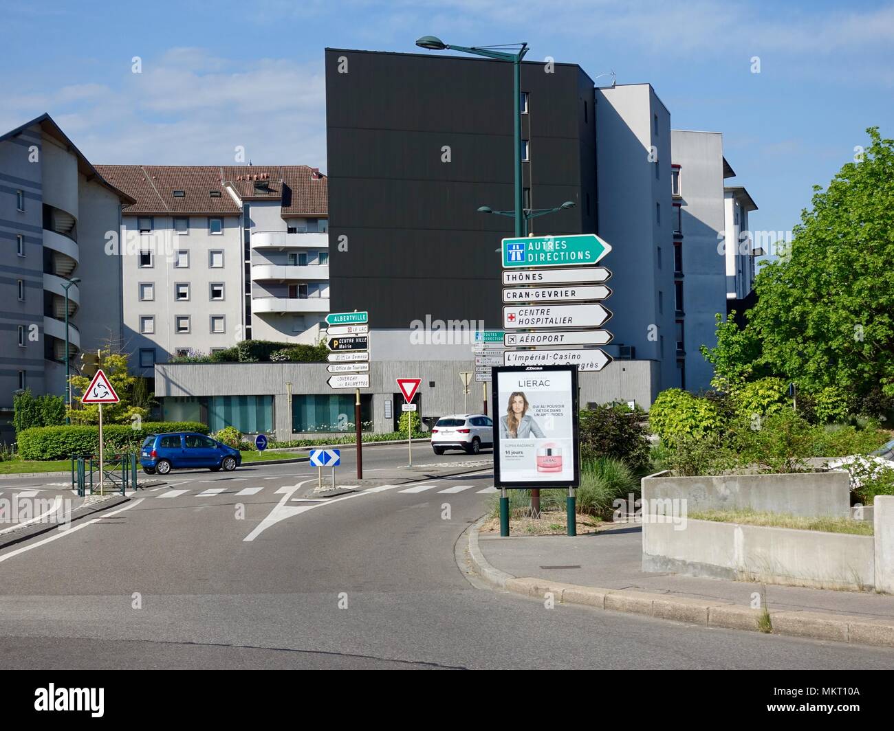 Indicazioni stradali su una strada nella sezione più recente di Annecy, Francia. Foto Stock