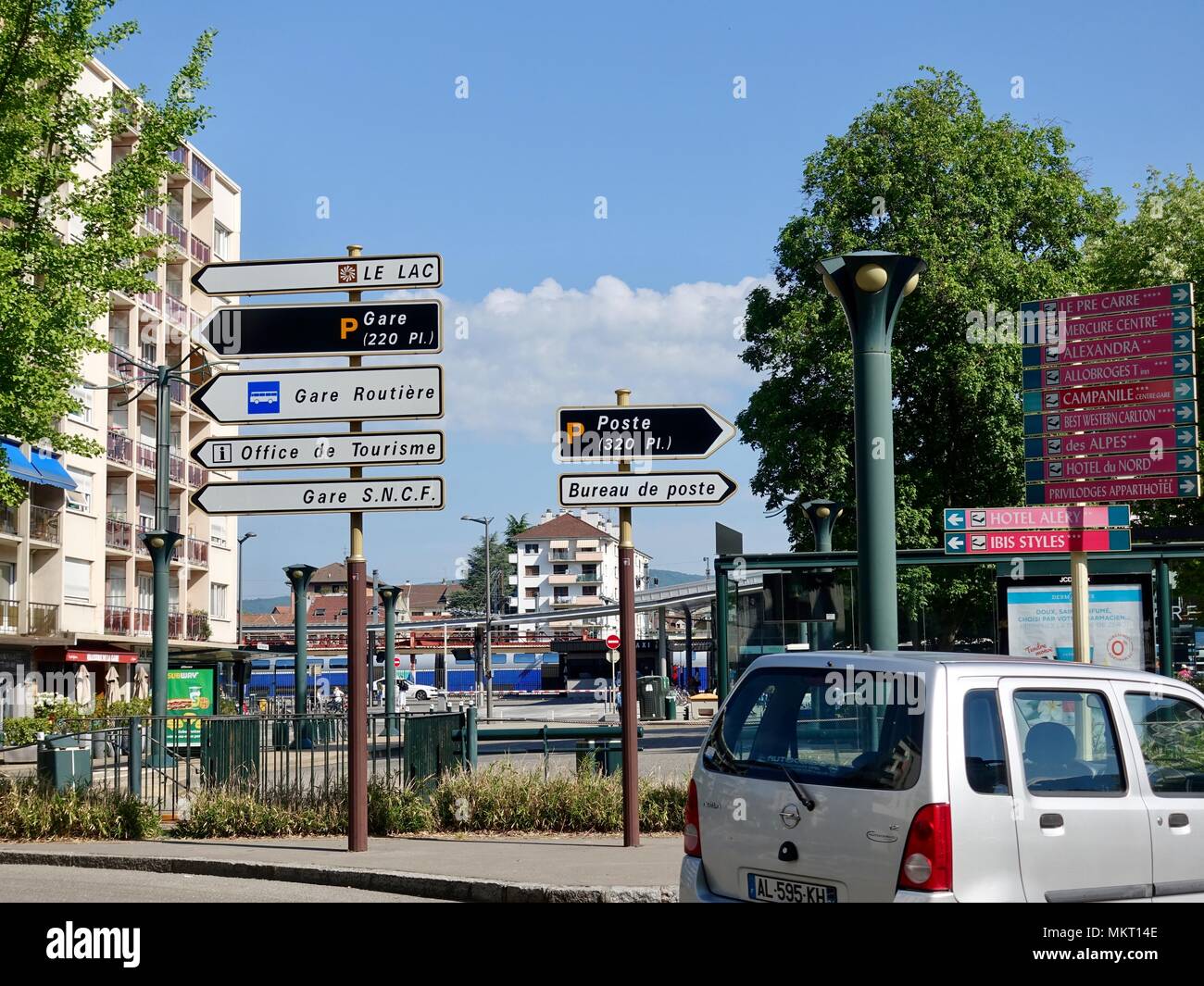 Indicazioni su posti alla rotatoria di fronte alla stazione ferroviaria, Annecy, Francia Foto Stock