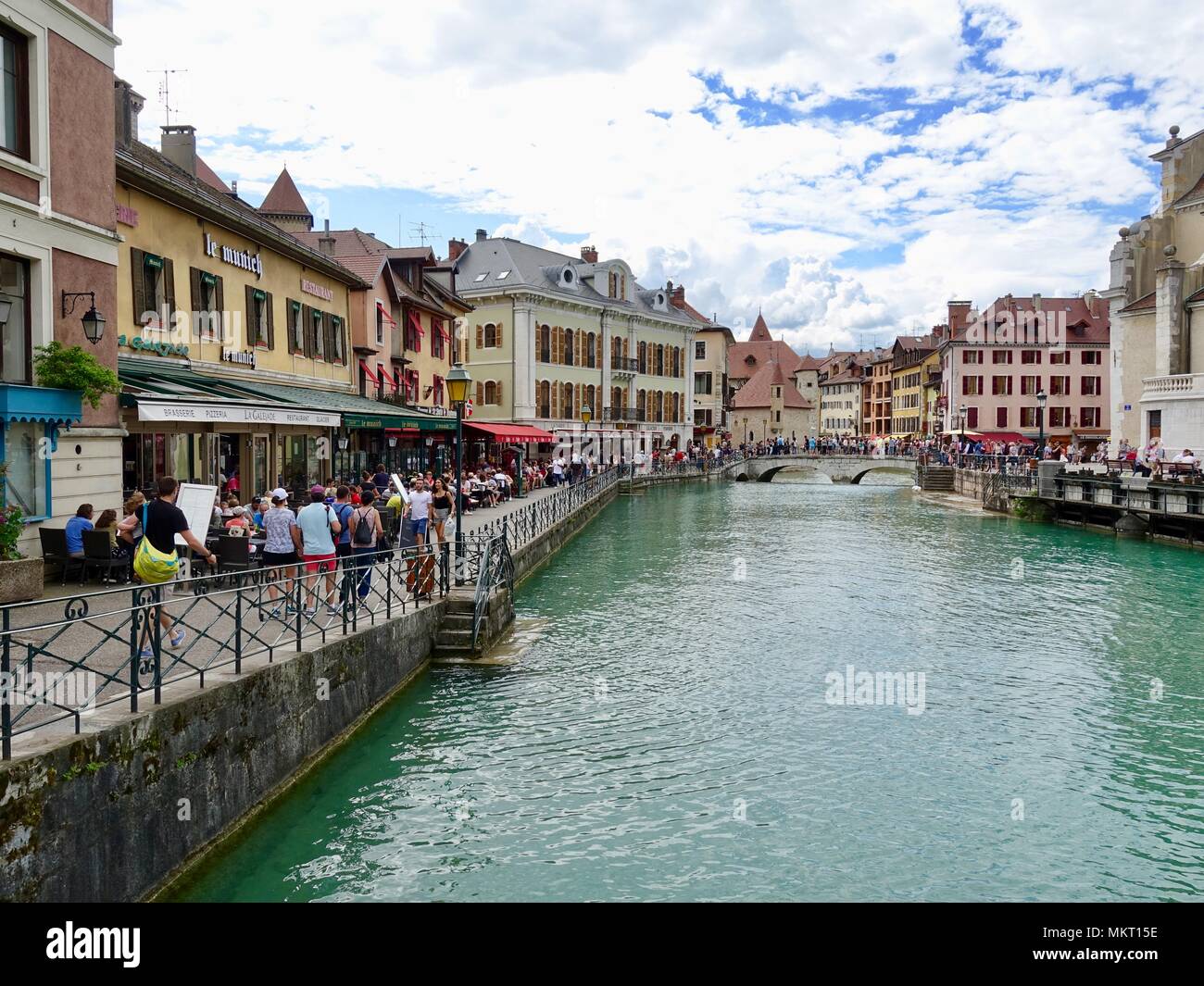 Pedoni passeggiate lungo i canali e ponti in antiche città vecchia, Annecy, Francia Foto Stock