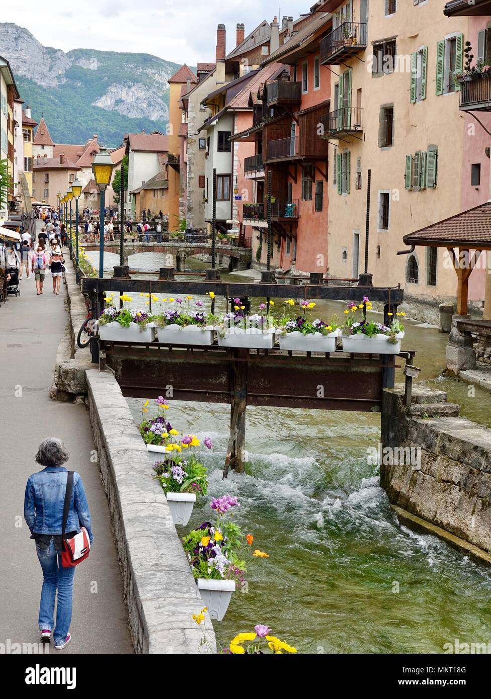 Pedoni passeggiate lungo i canali e ponti in antiche città vecchia, Annecy, Francia Foto Stock