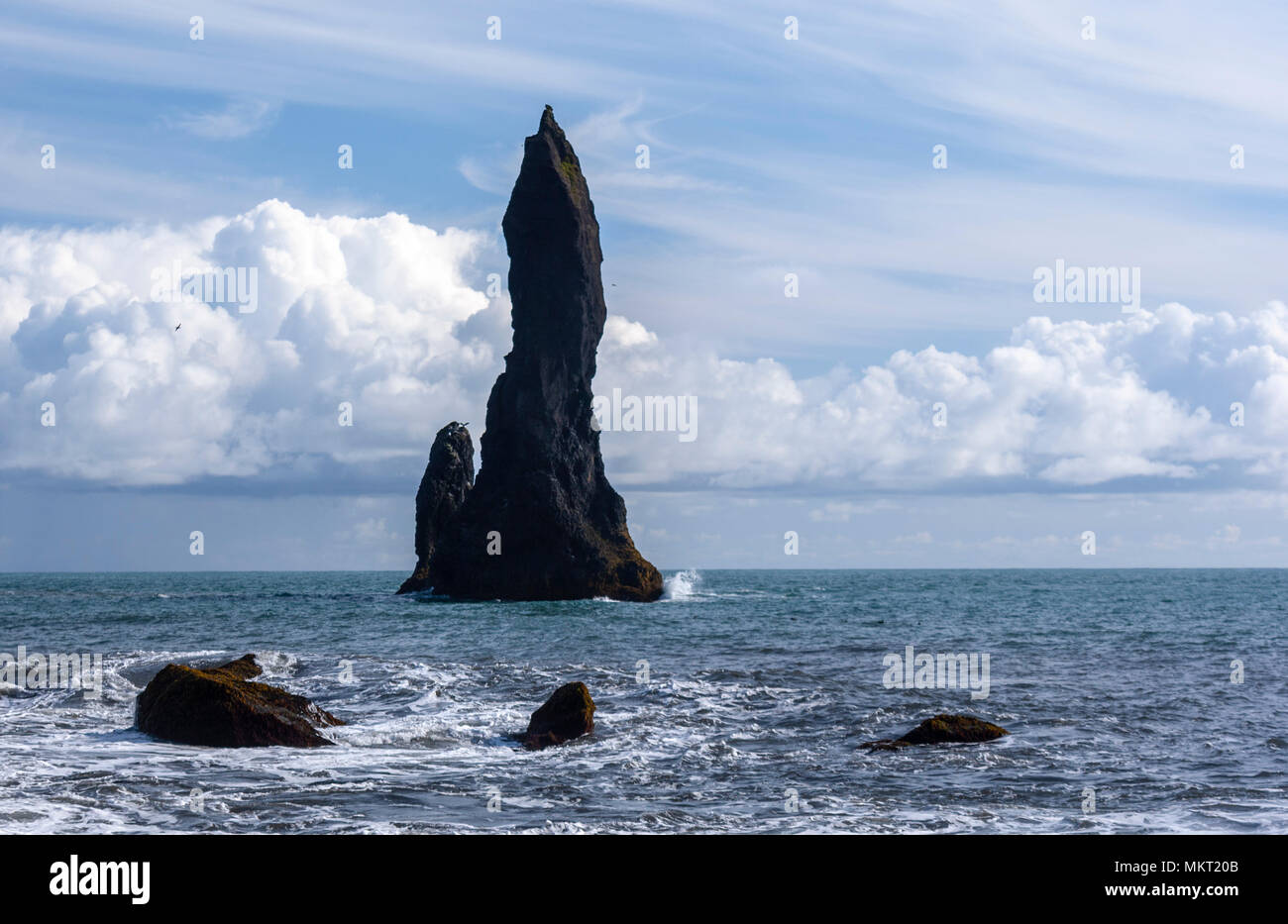 Reynisdrangar sono il basalto pile di mare situato sotto il monte Reynisfjall vicino al villaggio di Vík, Islanda Foto Stock