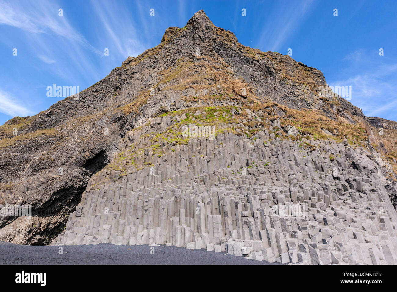 Reynisdrangar sono il basalto pile di mare situato sotto il monte Reynisfjall vicino al villaggio di Vík, Islanda Foto Stock