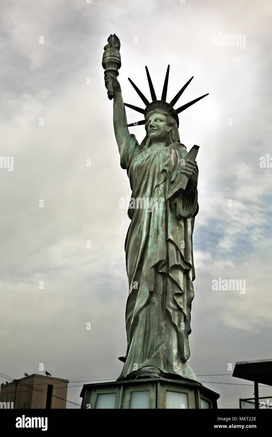 WA15348-00...WASHINGTON - una piccola replica della statua della libertà si trova Alki Beach in West Seattle. Foto Stock