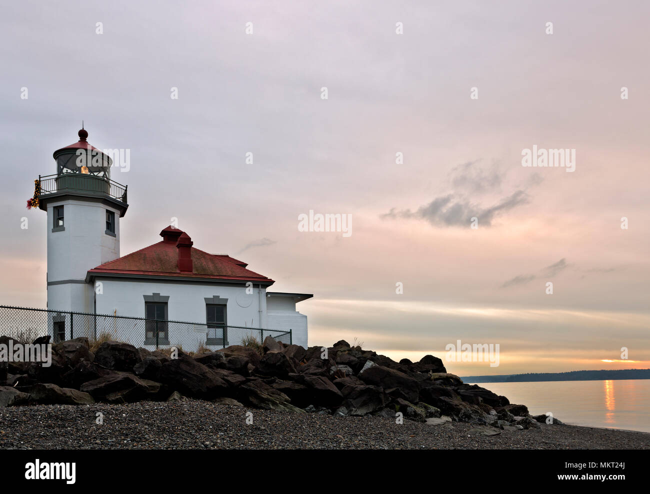 WA15352-00...WASHINGTON - Alki Point Lighthouse al tramonto sul Puget Sound, all'estremità sud della Baia di Elliott in West Seattle. Foto Stock