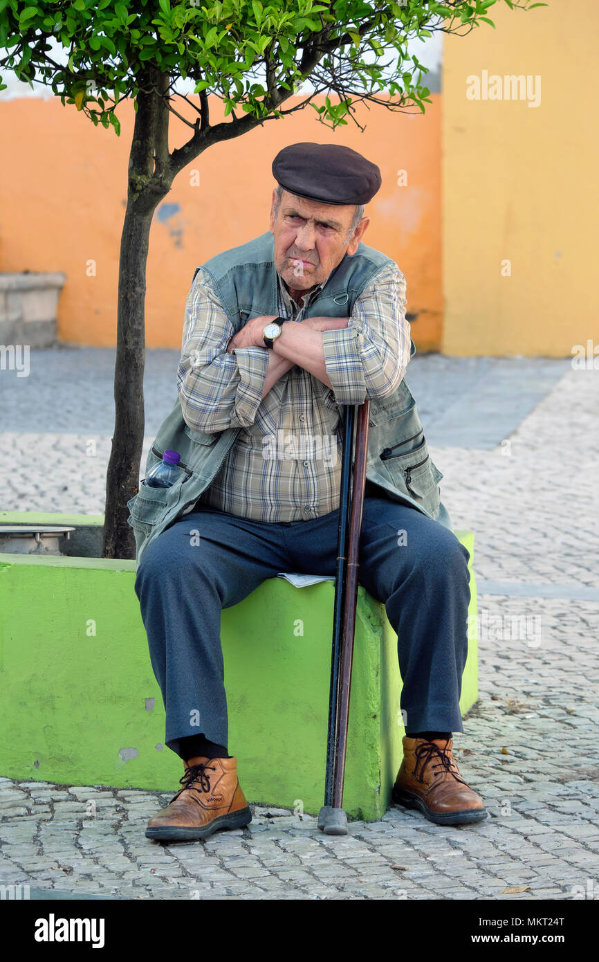 Vecchiaia e scontroso uomo portoghese prendendo una pausa, Beja, Alentejo, Portogallo Foto Stock