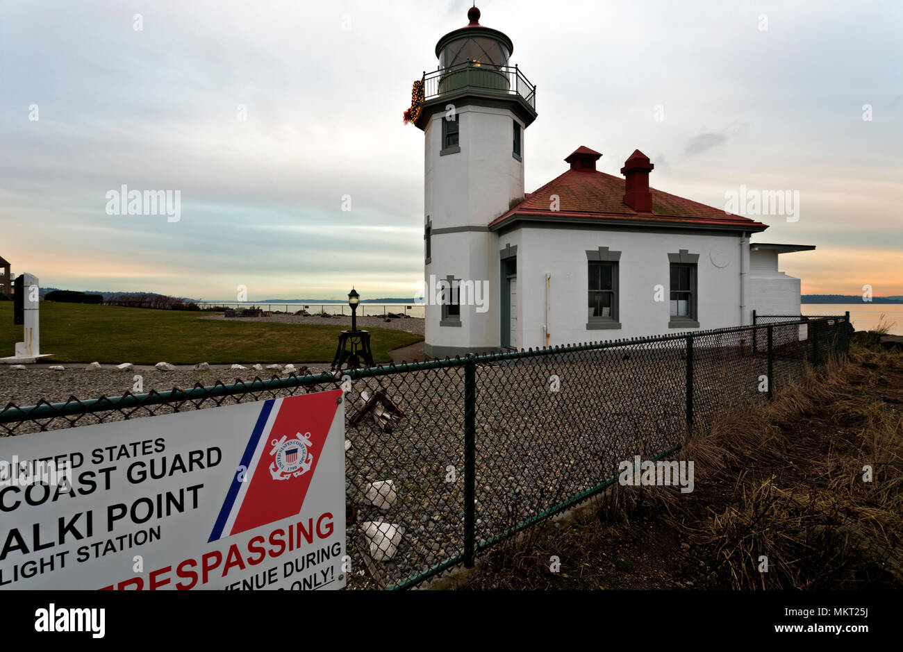 WA15353-00...WASHINGTON - Alki Point Lighthouse al tramonto sul Puget Sound, all'estremità sud della Baia di Elliott in West Seattle. Foto Stock