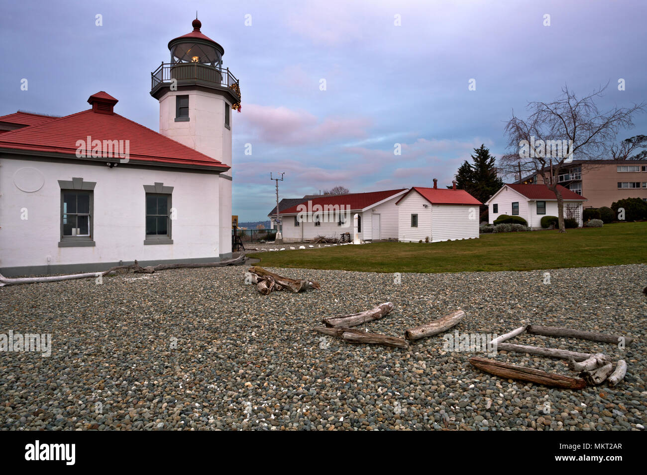 WA15357-00...WASHINGTON - Alki Point Lighthouse al tramonto sul Puget Sound, all'estremità sud della Baia di Elliott in West Seattle. Foto Stock