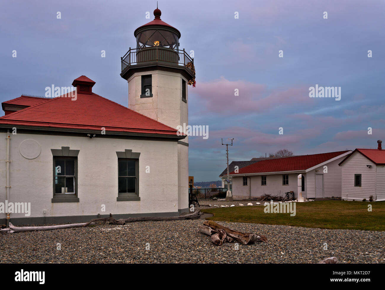 WA15358-00...WASHINGTON - Alki Point Lighthouse al tramonto sul Puget Sound, all'estremità sud della Baia di Elliott in West Seattle. Foto Stock