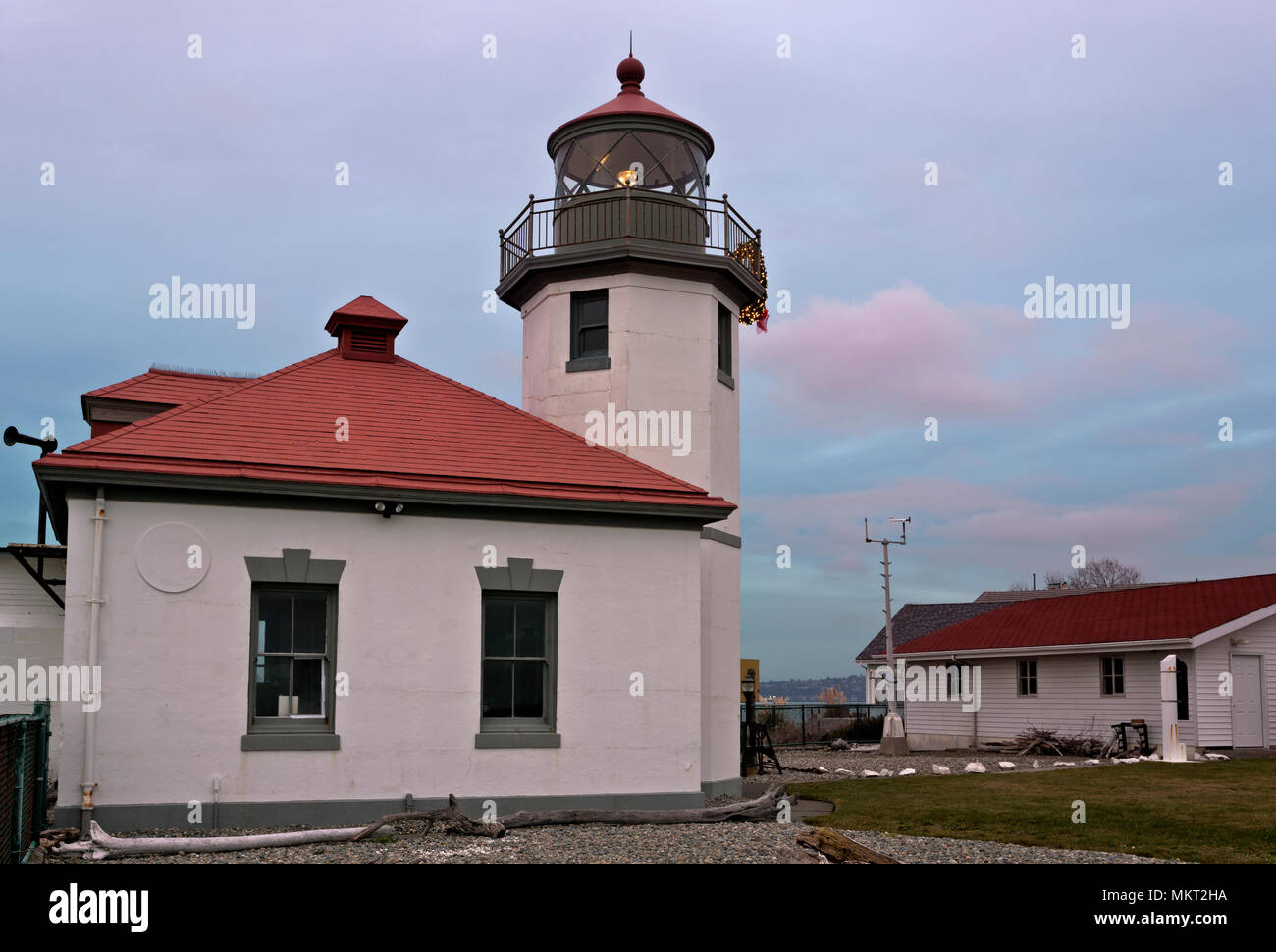 WA15359-00...WASHINGTON - Alki Point Lighthouse al tramonto sul Puget Sound, all'estremità sud della Baia di Elliott in West Seattle. Foto Stock