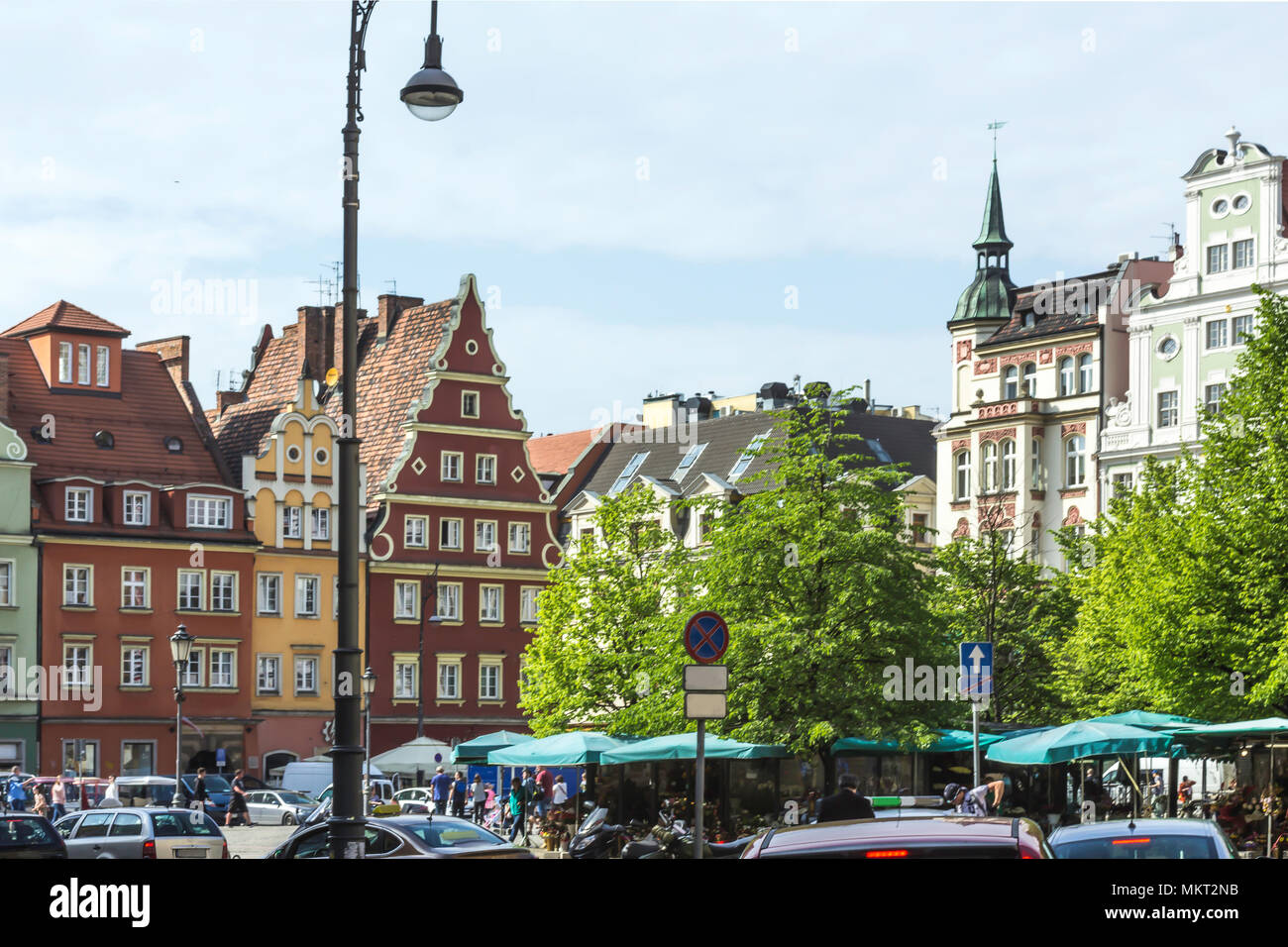 Ristrutturato edifici. Facciate di edifici intorno alla piazza del mercato. Gotica e Barocca e i dettagli e gli elementi dell'edificio. Città Vecchia di Wroclaw, Polonia. Foto Stock