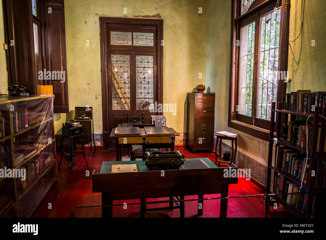 Ufficio con scrivanie e macchine da scrivere sono state Trotsky's segretari e collaboratori hanno lavorato, Leon Trotsky Museum, Coyoacan, Città del Messico, Messico Foto Stock
