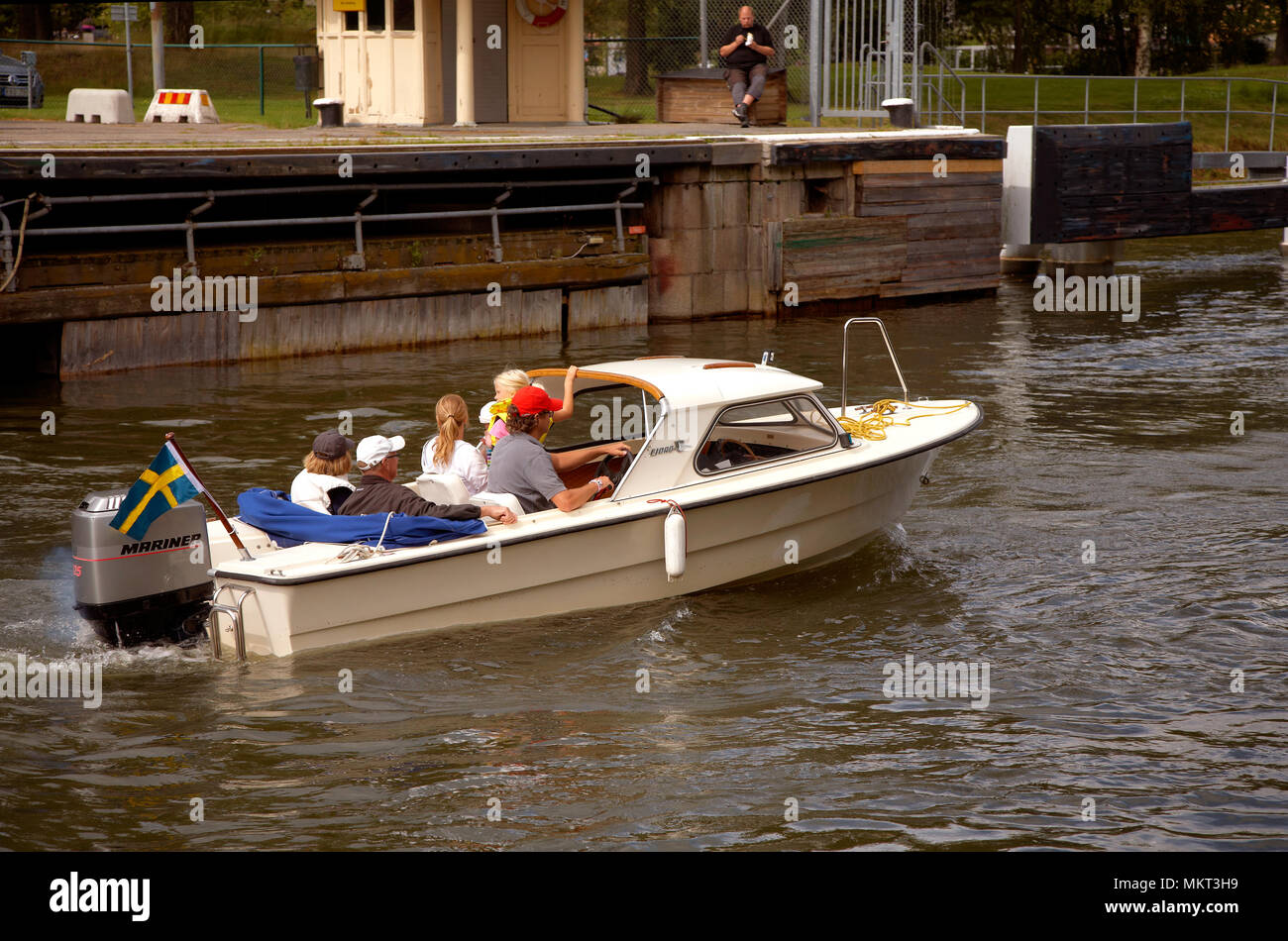 Una barca di piacere lascia il blocco in Södertälje canal. Foto Stock