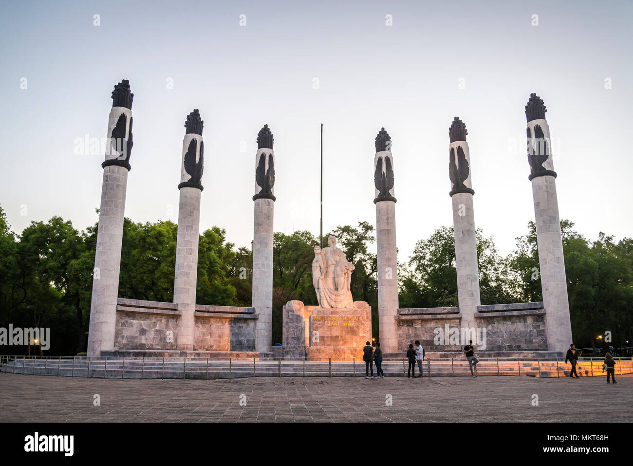 Monumento ai bambini di eroica - Ninos Heroes, un marmo rosa terrazza con sei colonne Memorial, il parco di Chapultepec, Città del Messico, Messico Foto Stock